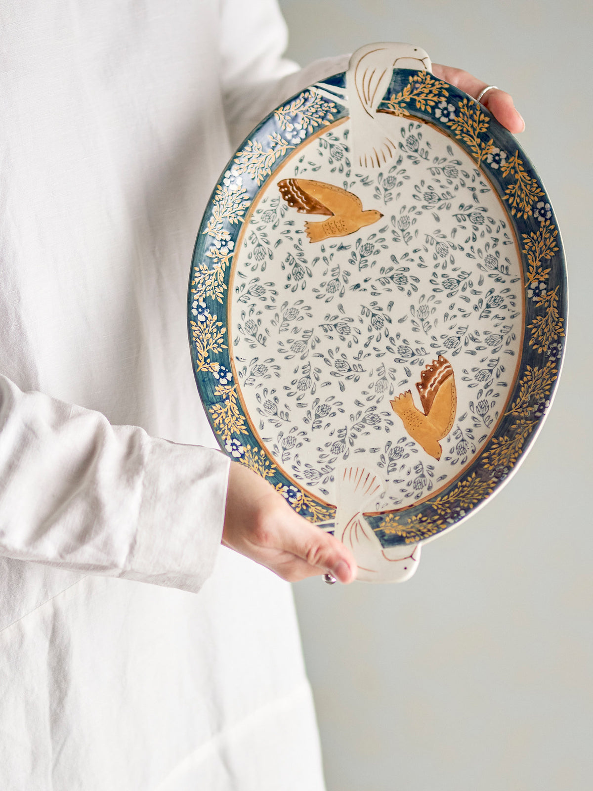Hezha Serviertablett, Blau, Steingut in Blau präsentiert im Onlineshop von KAQTU Design AG. Tablett ist von Bloomingville