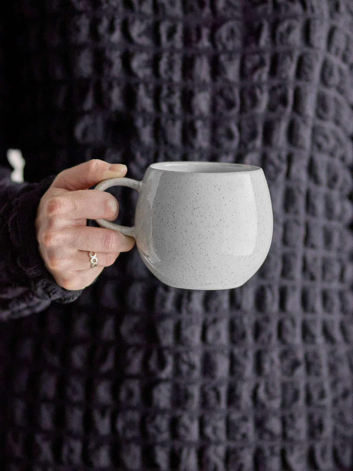 Addison Becher, Weiss, Steingut in Weiss präsentiert im Onlineshop von KAQTU Design AG. Tasse ist von Bloomingville
