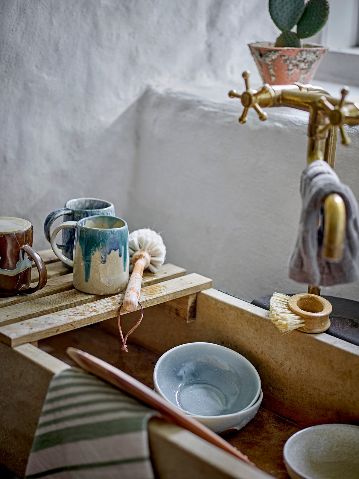 Yori Becher, Blau, Steingut in Blau präsentiert im Onlineshop von KAQTU Design AG. Tasse ist von Bloomingville