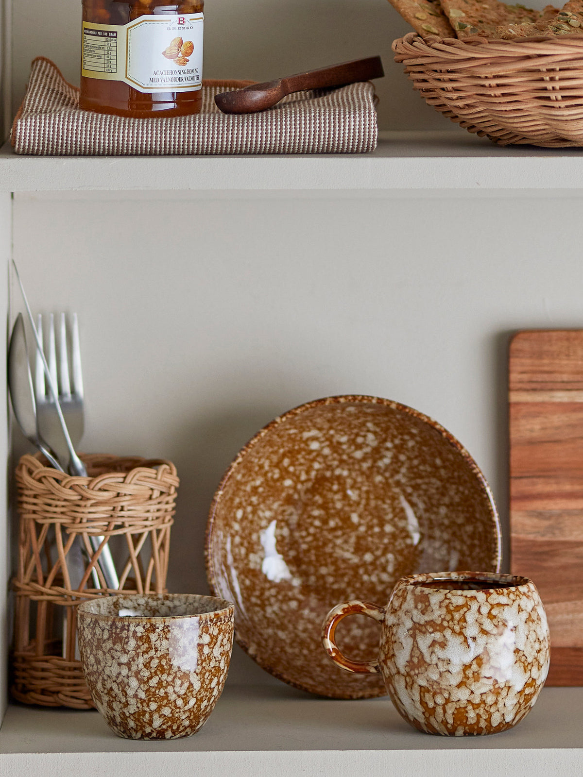 Paula Tasse, Braun, Steingut in Braun präsentiert im Onlineshop von KAQTU Design AG. Tasse ist von Bloomingville