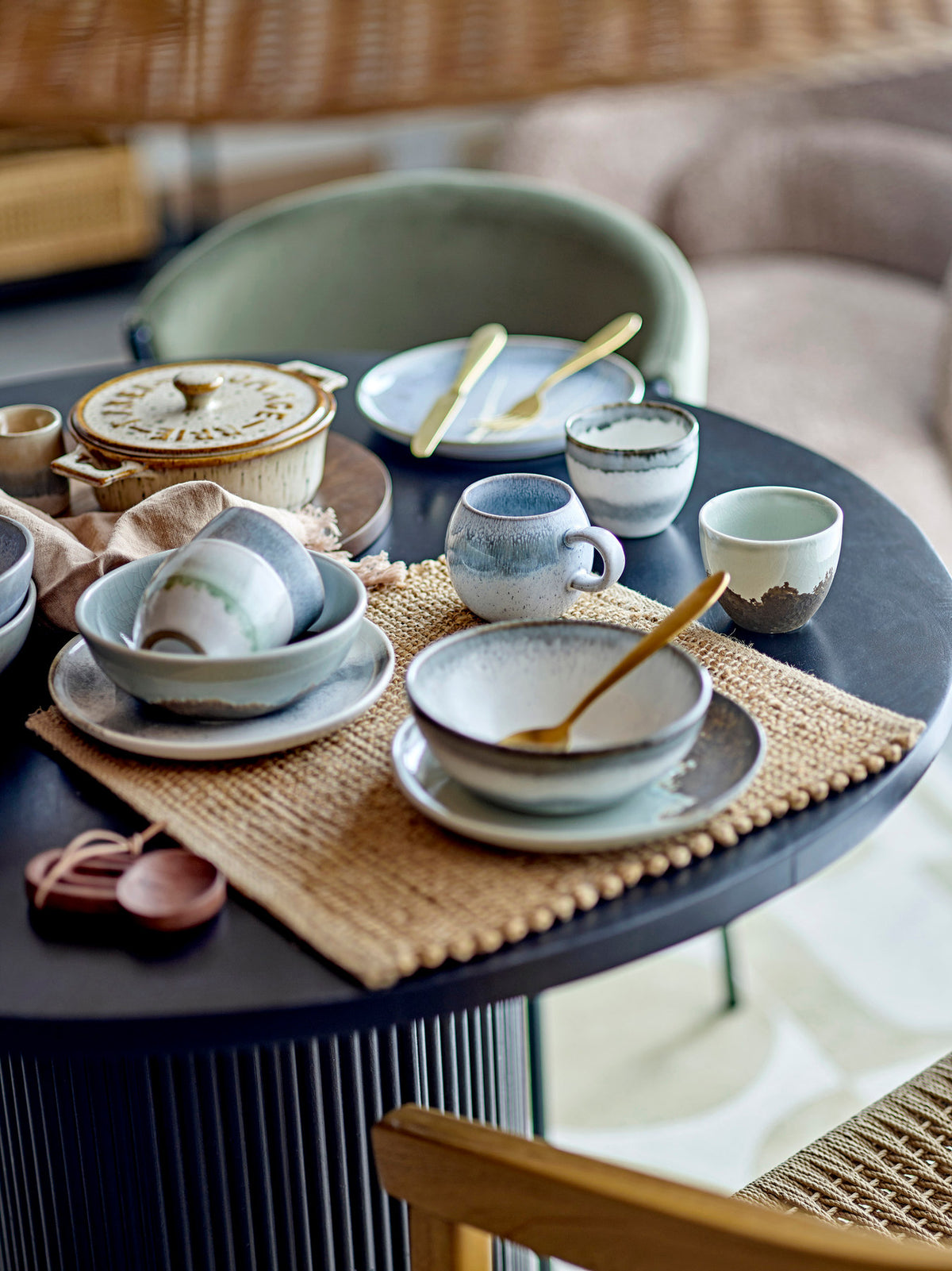 Paula Tasse, Blau, Steingut in Blau präsentiert im Onlineshop von KAQTU Design AG. Tasse ist von Bloomingville