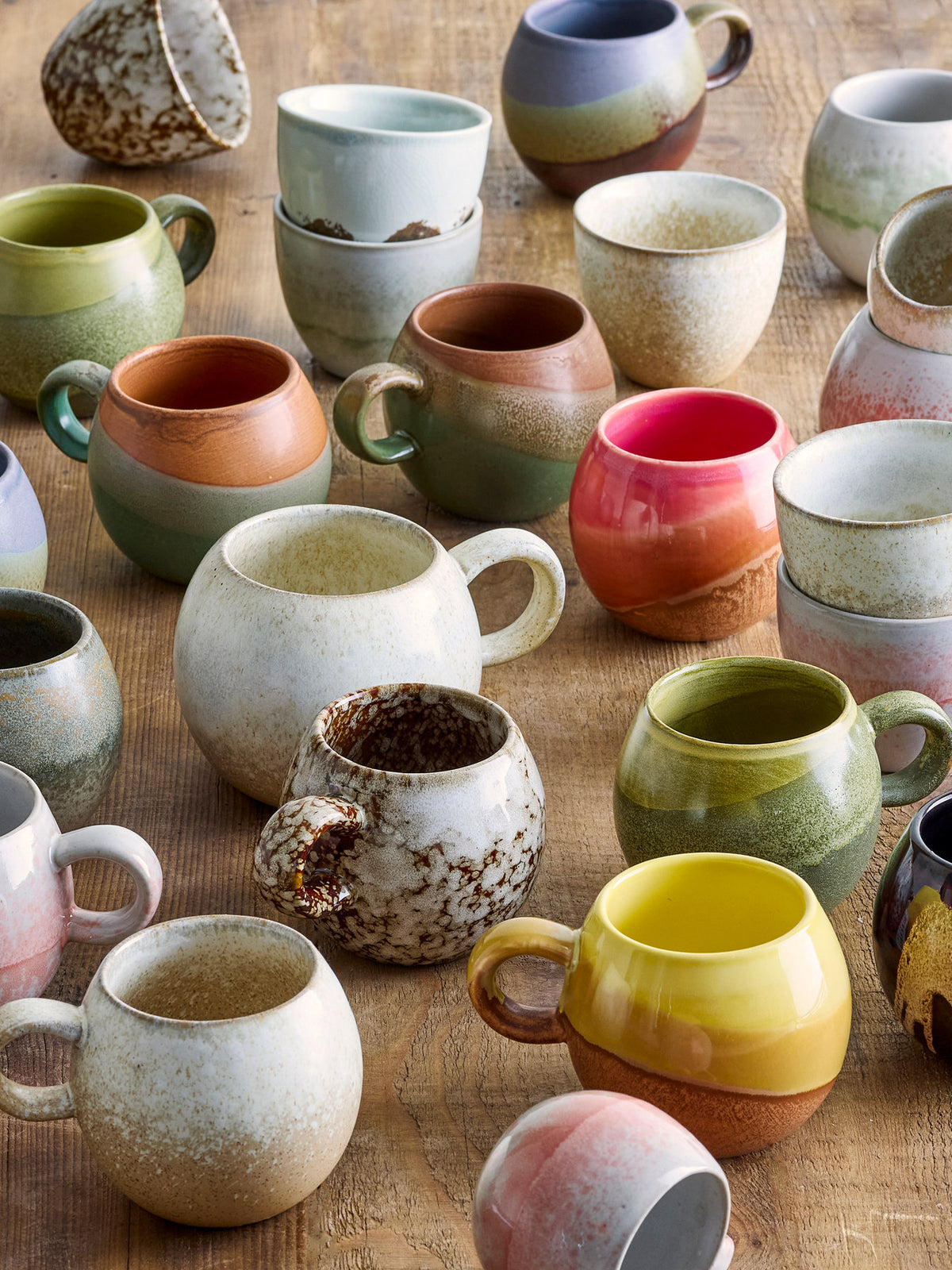 Beige Tasse aus Steingut mit Henkel, Paula Serie von Bloomingville, glasierte Oberfläche in weiss-beigen Farbtönen, Boho-Chic-Design