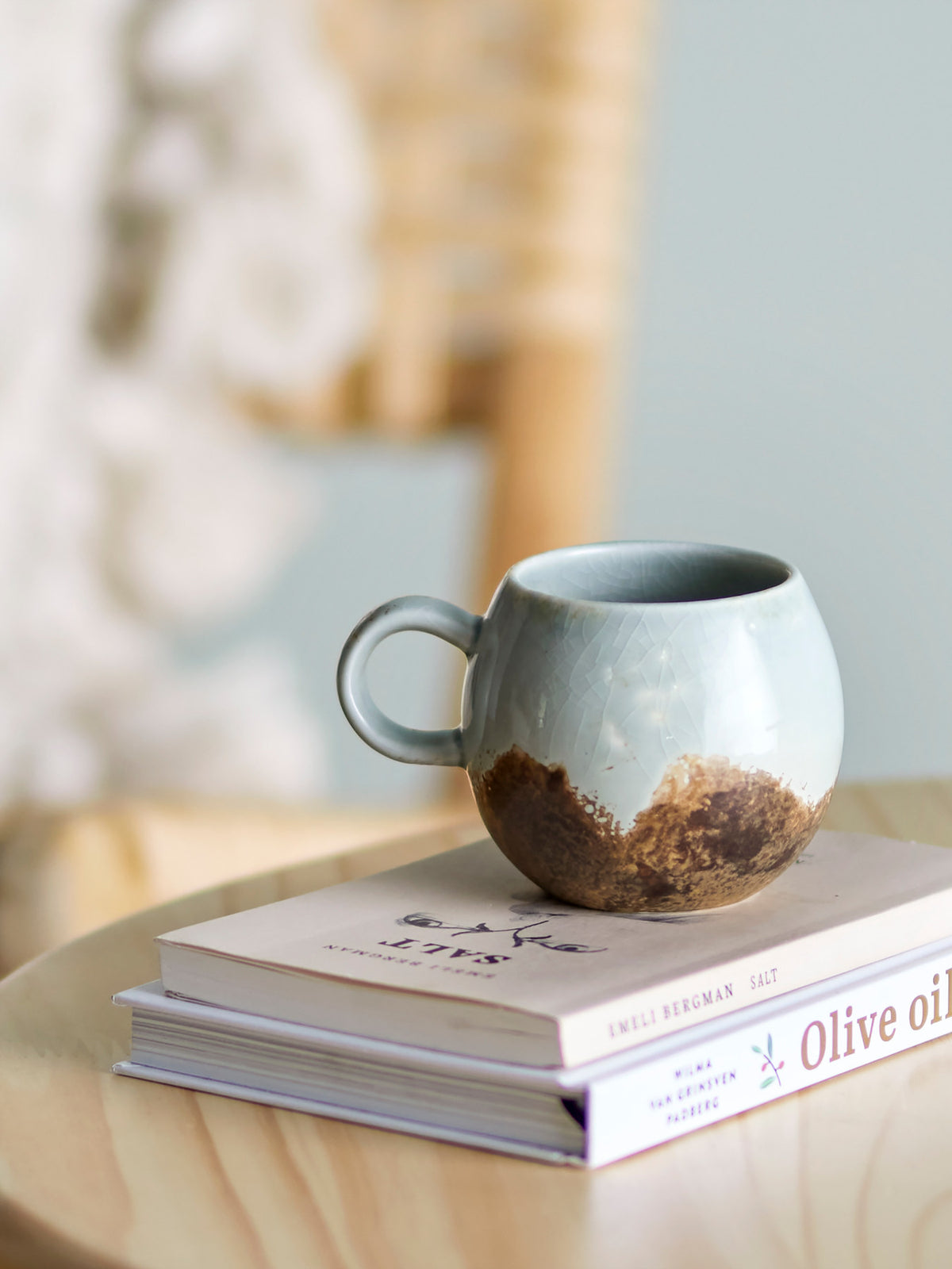 Paula Tasse, Braun, Steingut in Braun präsentiert im Onlineshop von KAQTU Design AG. Tasse ist von Bloomingville