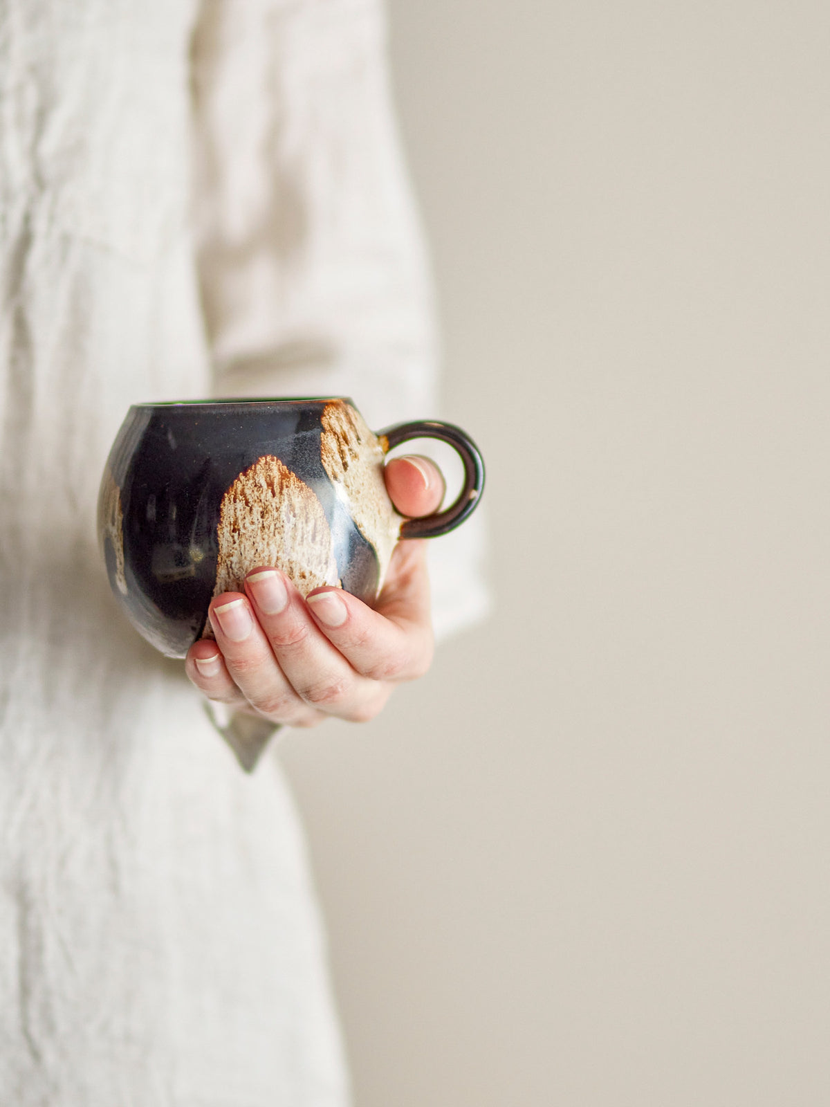 Paula Tasse, Braun, Steingut in Braun präsentiert im Onlineshop von KAQTU Design AG. Tasse ist von Bloomingville