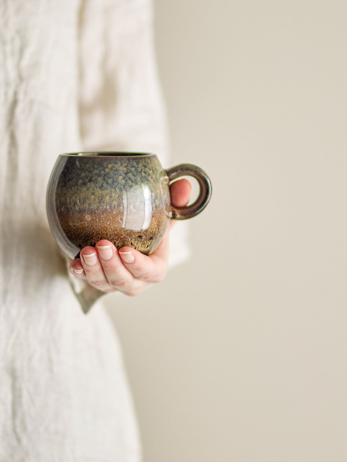 Paula Tasse, Braun, Steingut in Braun präsentiert im Onlineshop von KAQTU Design AG. Tasse ist von Bloomingville