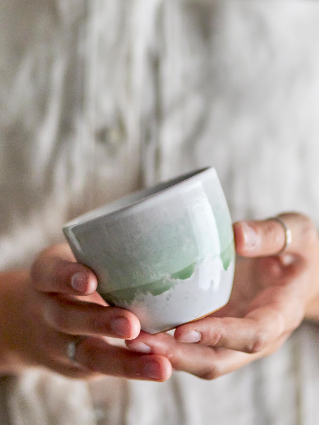 Genießen Sie stilvolle Momente mit der Paula Tasse von Bloomingville. Diese grüne Steinguttasse vereint Eleganz und Einzigartigkeit durch ihre besondere Glasur.