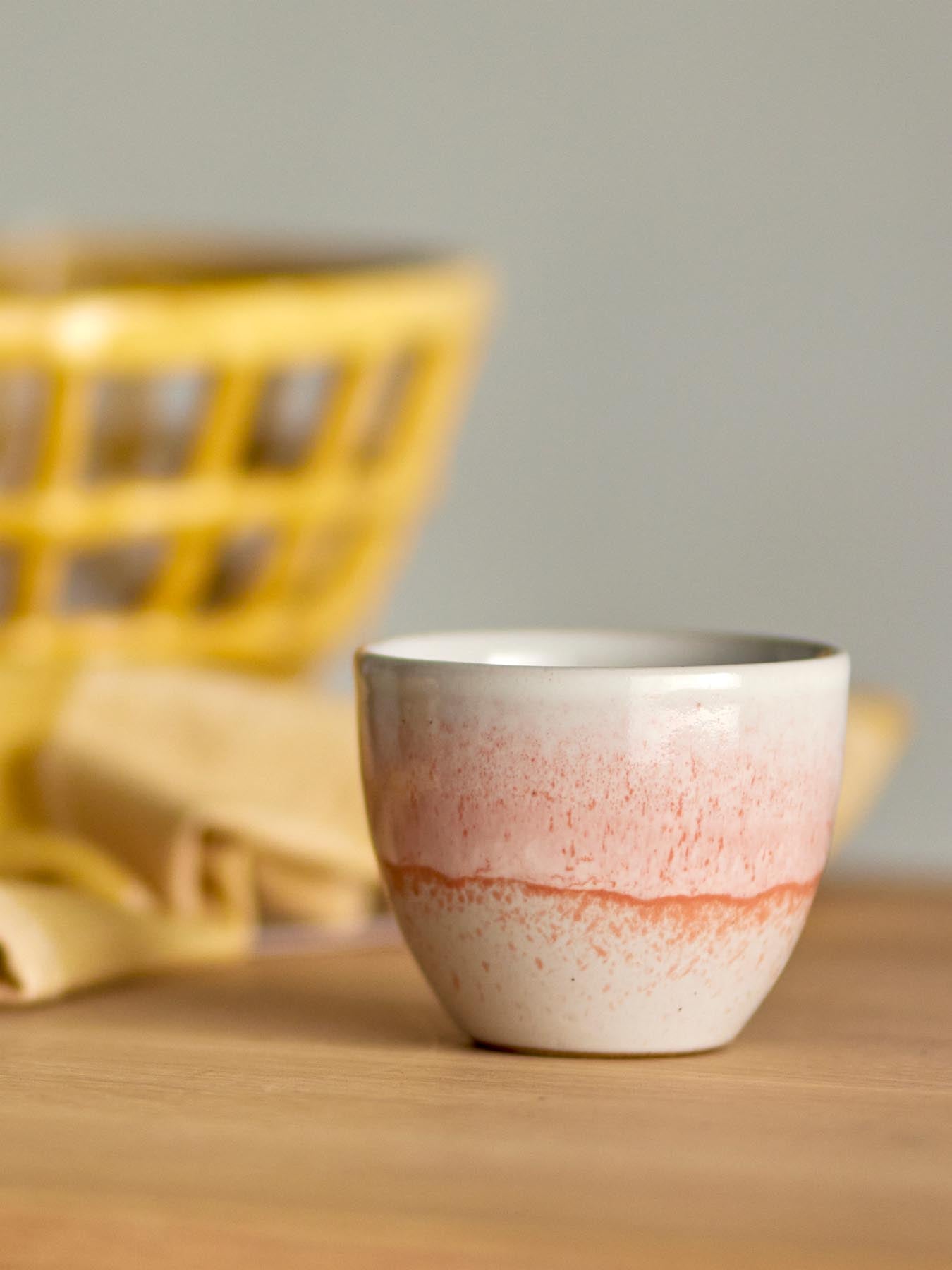 Genießen Sie Ihre Getränke stilvoll mit der Paula Tasse von Bloomingville. Einzigartiges Design, robuste Steingut-Qualität und ergonomischer Henkel.
