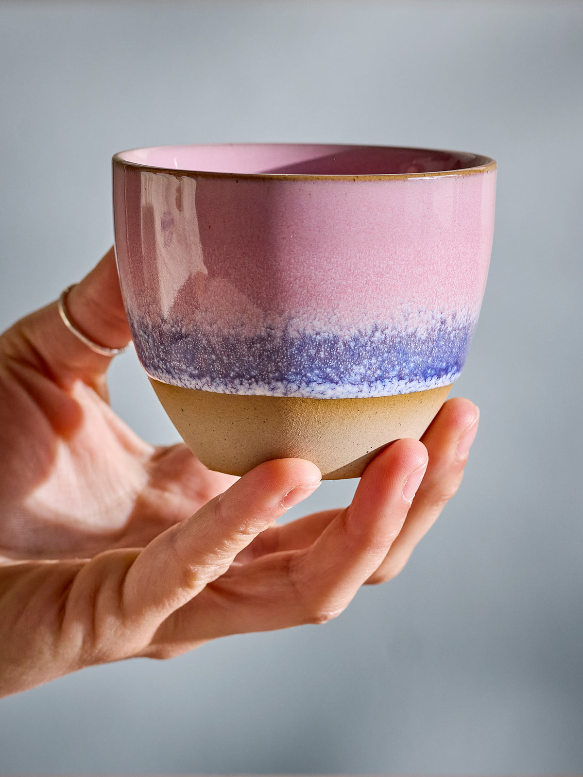 Paula Tasse, Rose, Steingut in Rose präsentiert im Onlineshop von KAQTU Design AG. Tasse ist von Bloomingville