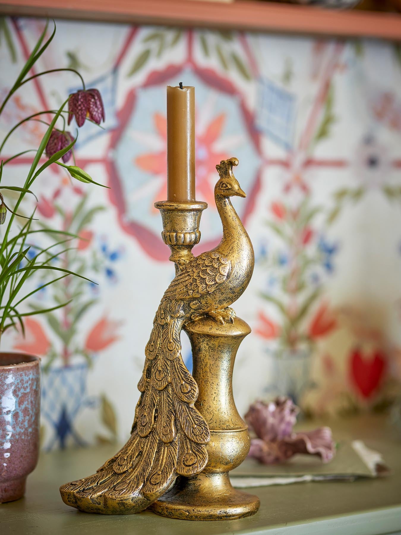 Verleihen Sie Ihrem Zuhause mit dem goldenen Tausi Kerzenhalter von Creative Collection einen Hauch von Luxus und Eleganz. Ein einzigartiges Kunstwerk!