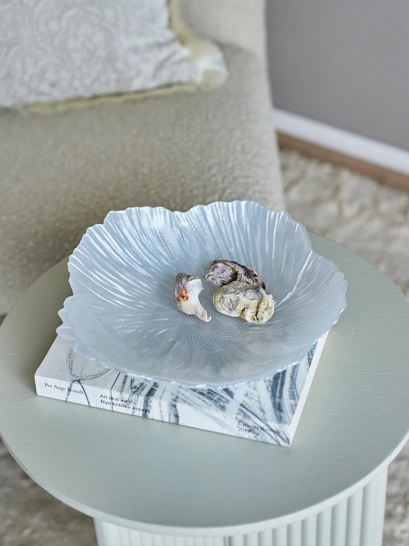 Iani Schale, Weiß, Glas in Weiß präsentiert im Onlineshop von KAQTU Design AG. Schale ist von Bloomingville