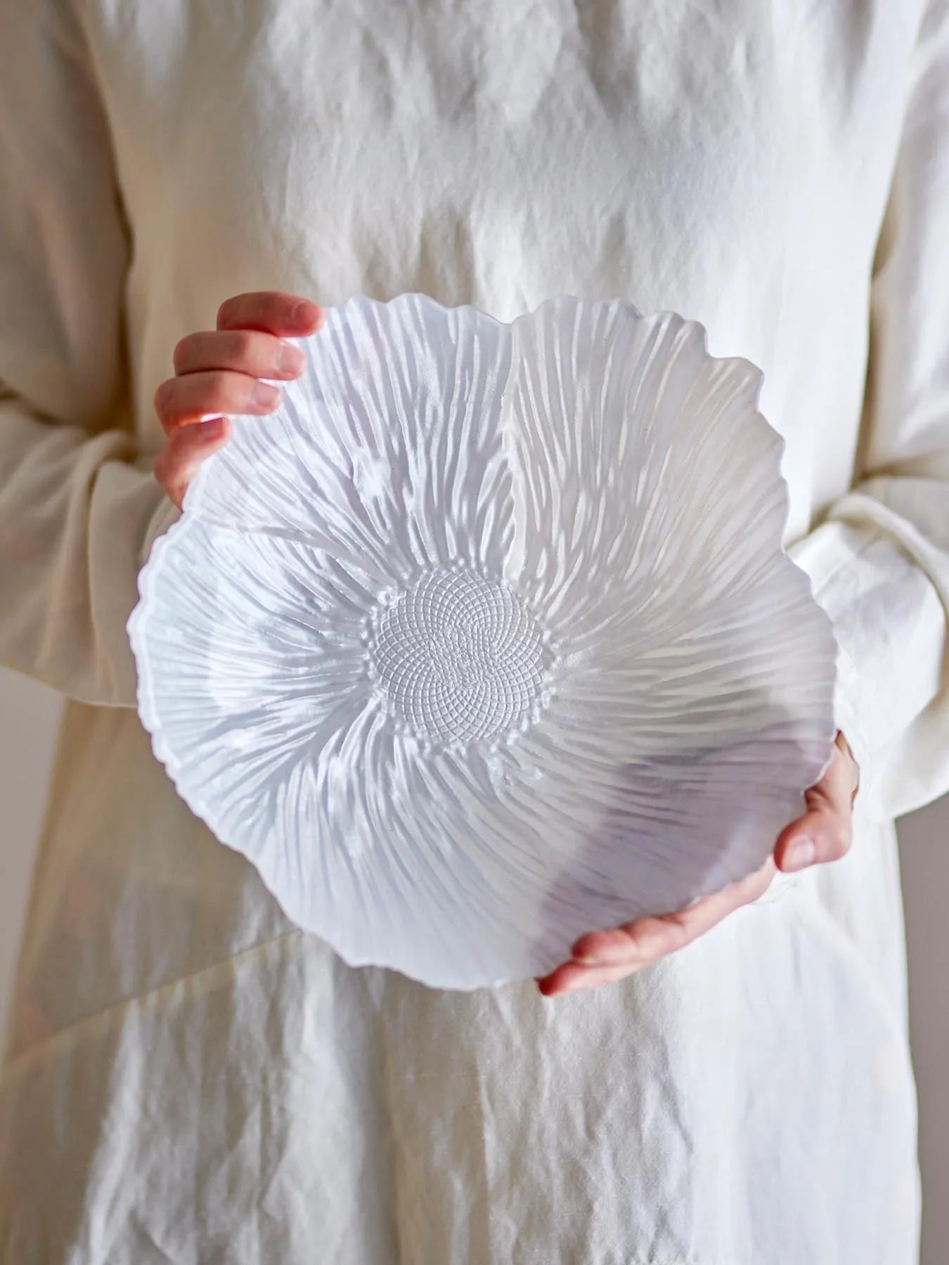 Iani Schale, Weiß, Glas in Weiß präsentiert im Onlineshop von KAQTU Design AG. Schale ist von Bloomingville