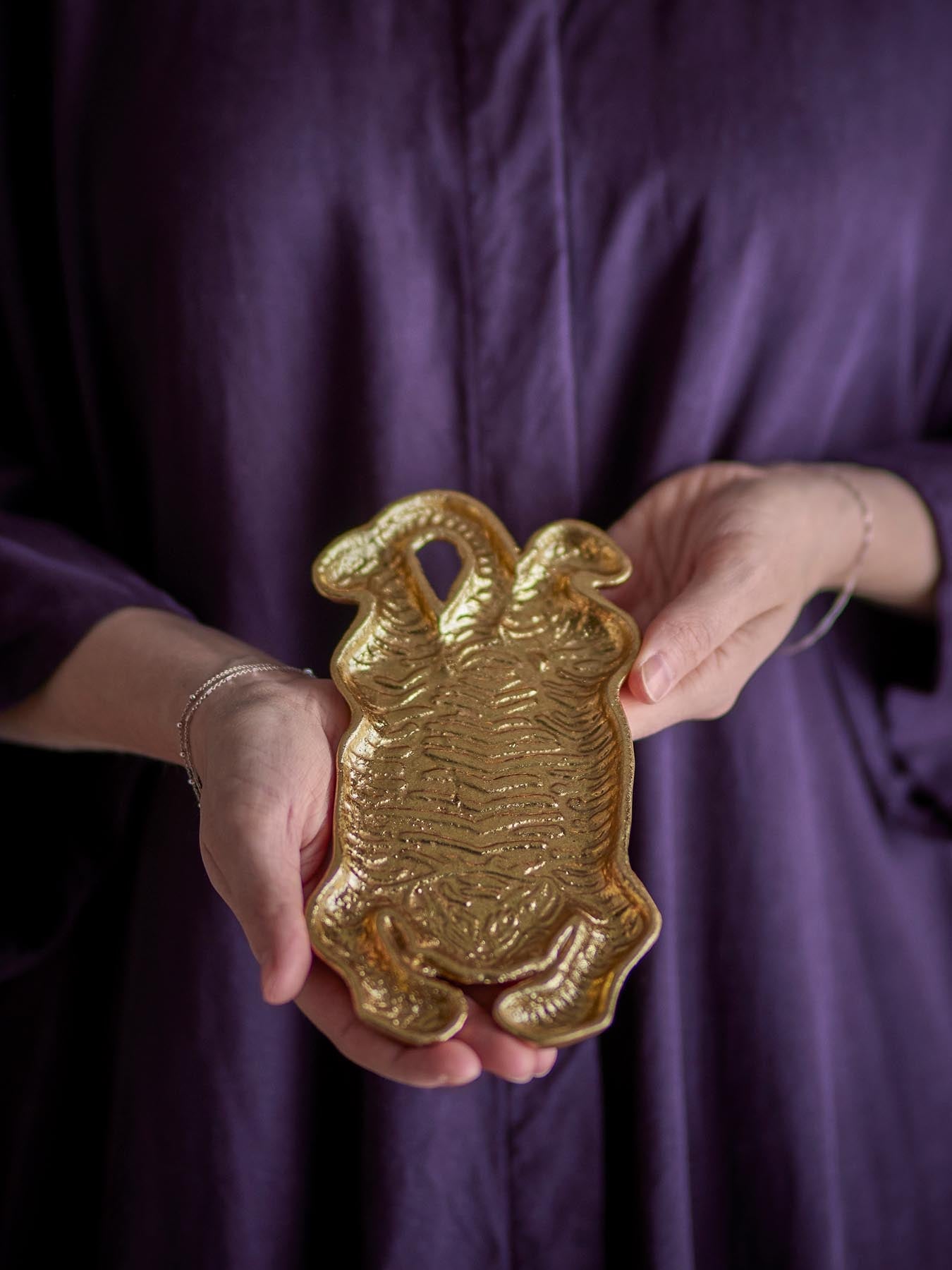Lester Tablett, Gold, Gusseisen in Gold präsentiert im Onlineshop von KAQTU Design AG. Tablett ist von Bloomingville