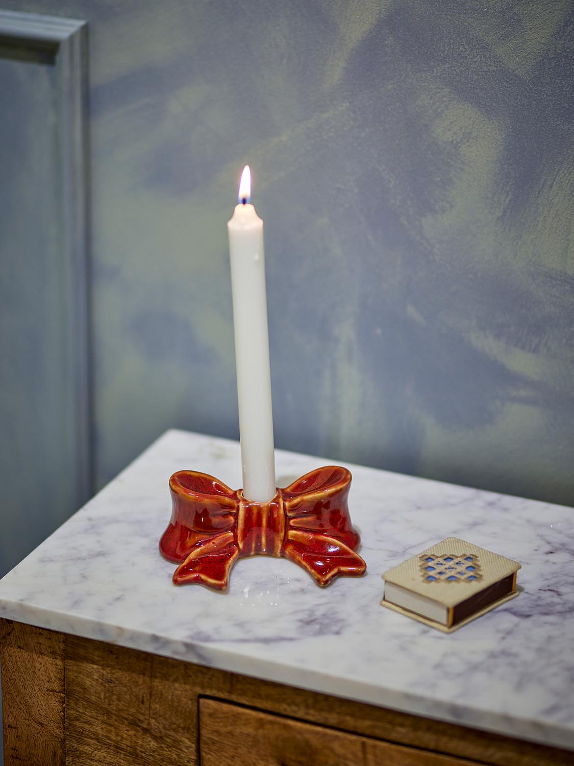 Bow Kerzenhalter, Rot, Steingut in Red präsentiert im Onlineshop von KAQTU Design AG. Kerzenständer ist von Bloomingville
