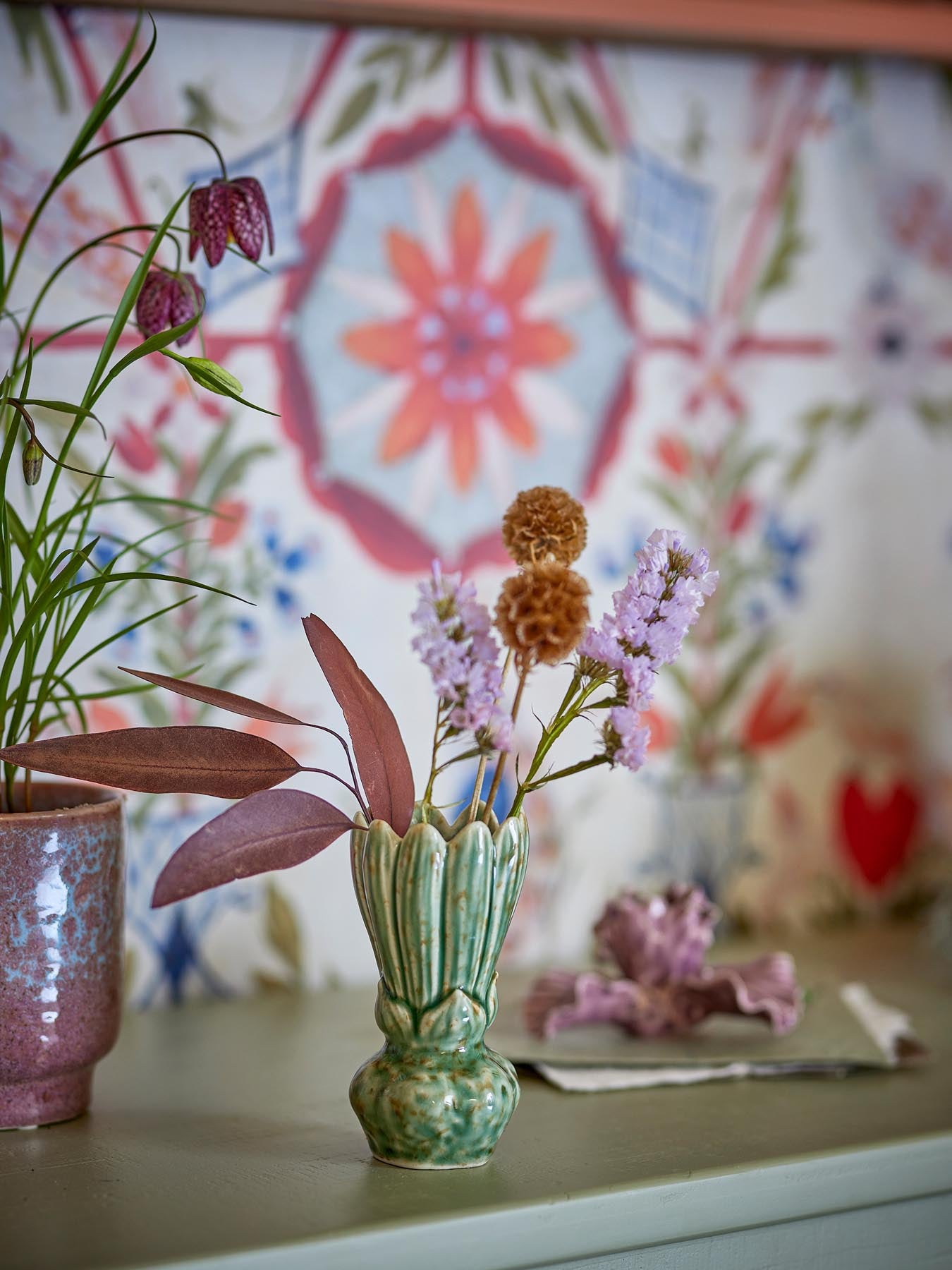 Entdecken Sie die Cyrill Vase von Creative Collection – ein handgefertigtes Unikat aus grünem Steinzeug, das Eleganz und Stil in Ihr Zuhause bringt.