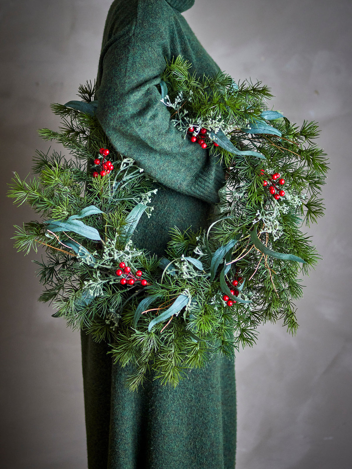 Pine Kranz, Grün, Künstliche Blumen in Grün präsentiert im Onlineshop von KAQTU Design AG. Weihnachtskränze ist von Bloomingville