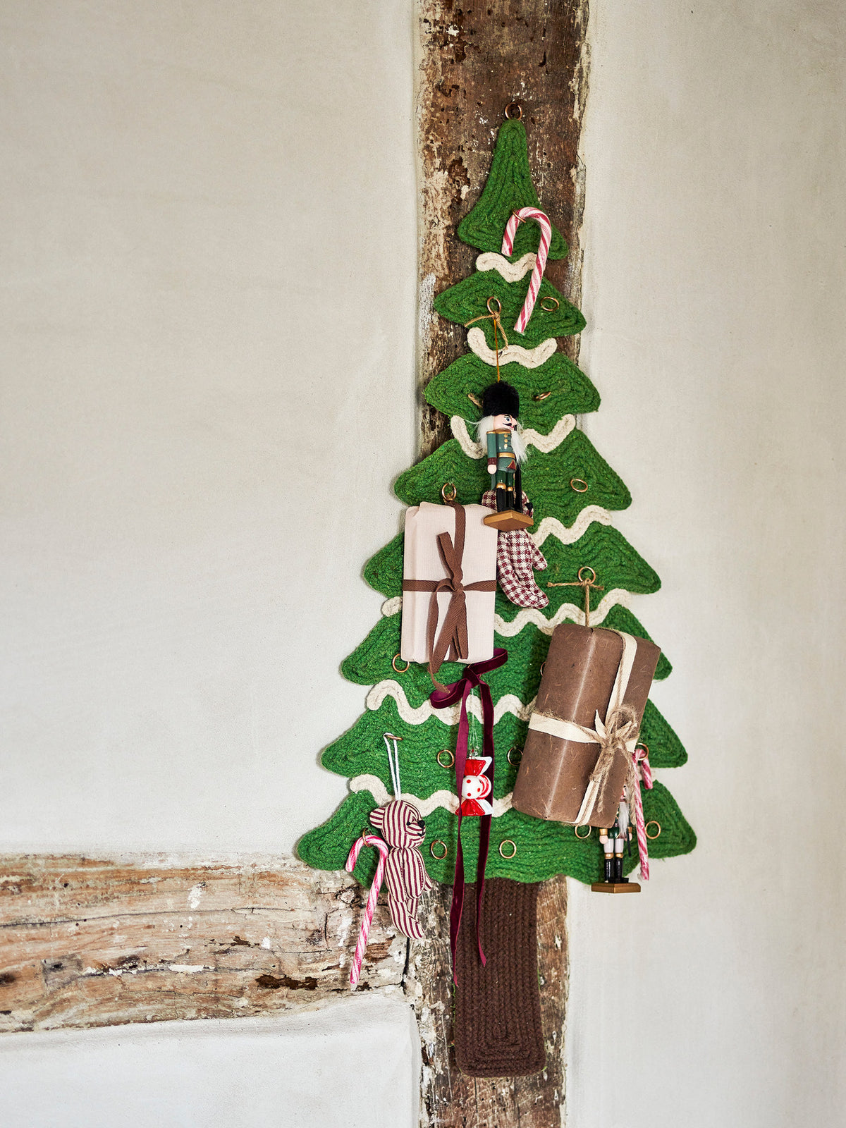 Salwa Ornament, Rot, Polyester in Rot präsentiert im Onlineshop von KAQTU Design AG. Ornament ist von Bloomingville