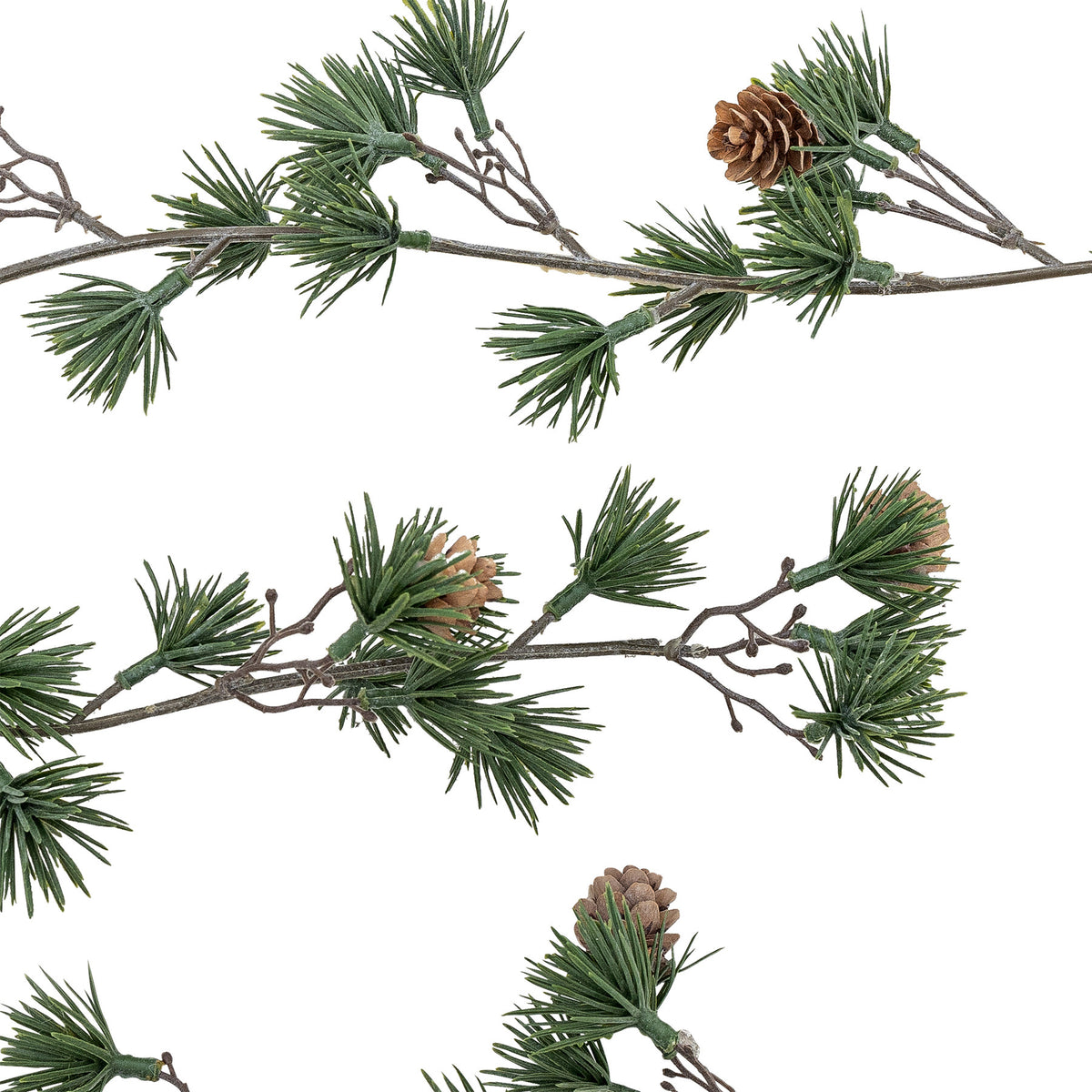 Grüne Cedar Girlande von Bloomingville aus Polyethylen mit künstlichen Nadeln und kleinen Zapfen, in zwei Breiten erhältlich, zum Dekorieren.