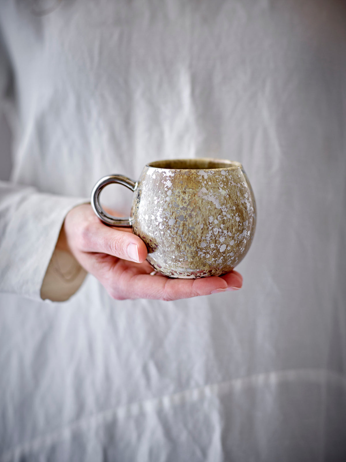 Gelbe Tasse Paula mit Henkel und glänzender, metallisch schimmernder Glasur