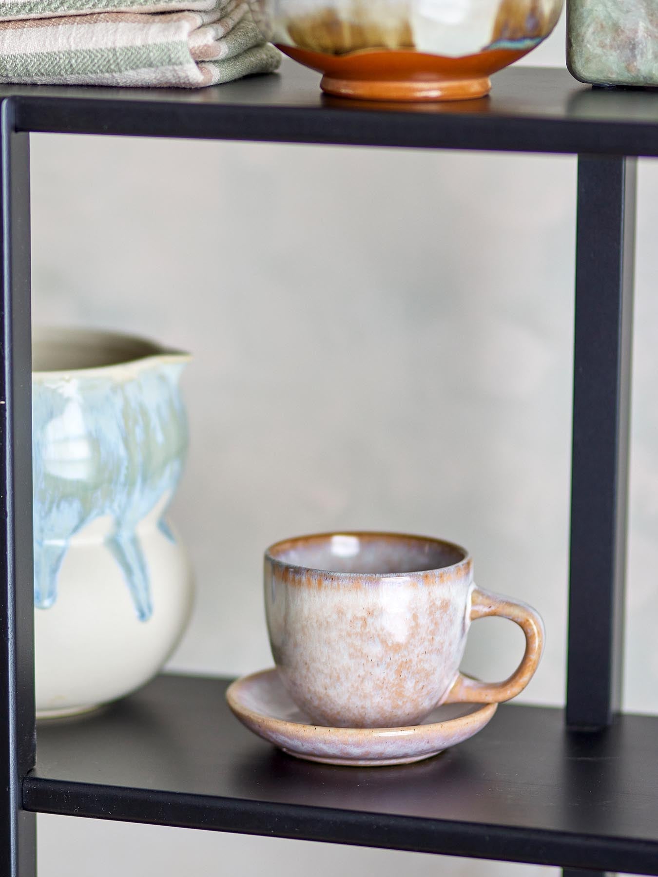 Brenta Tasse mit Untertasse, Rose, Steingut in Rose präsentiert im Onlineshop von KAQTU Design AG. Tasse ist von Bloomingville