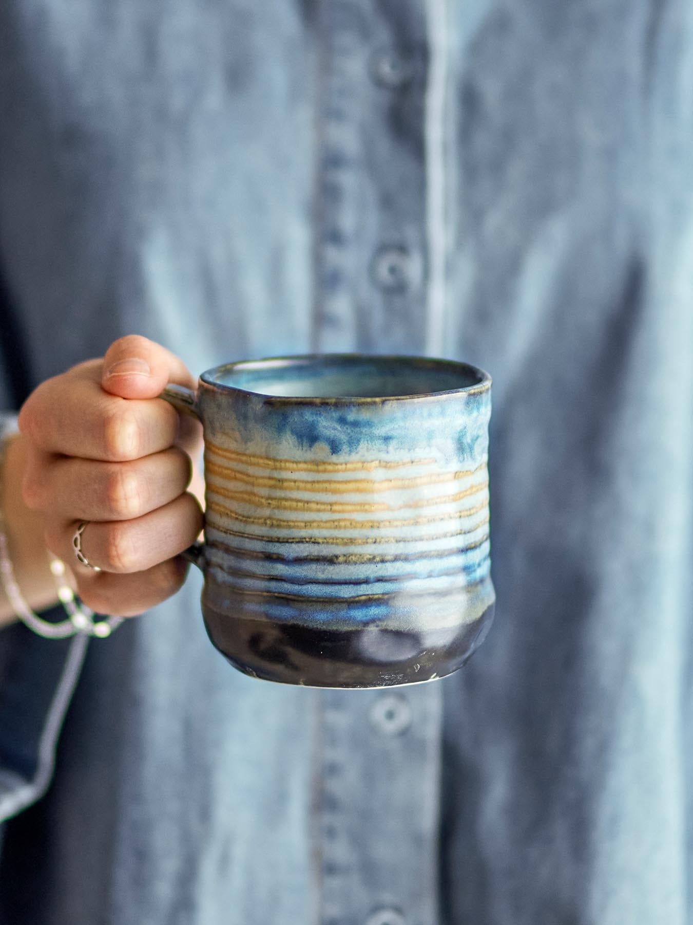 Deana Becher, Blau, Steingut in Blau präsentiert im Onlineshop von KAQTU Design AG. Tasse ist von Bloomingville