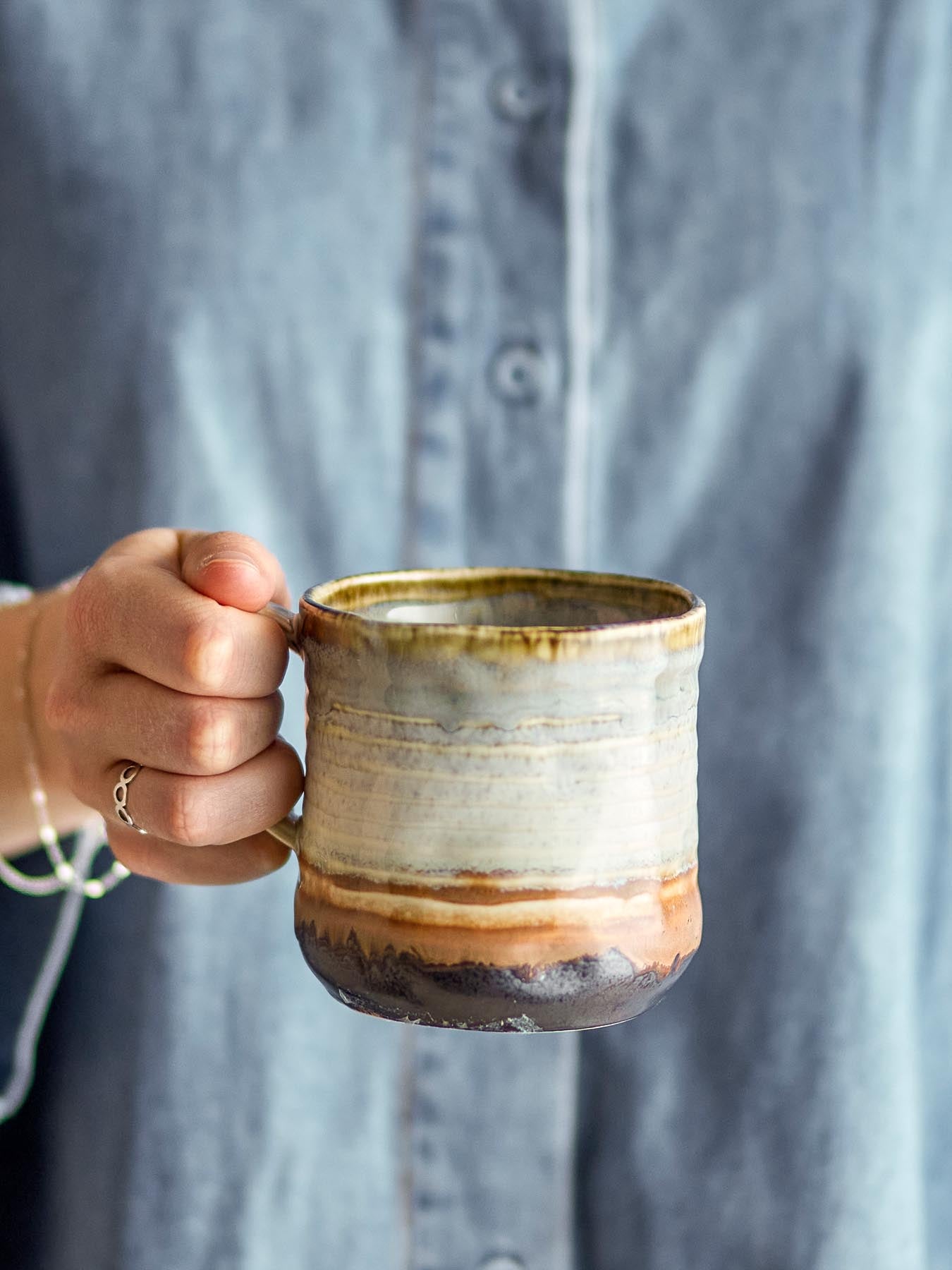 Deana Becher, Braun, Steingut in Braun präsentiert im Onlineshop von KAQTU Design AG. Tasse ist von Bloomingville