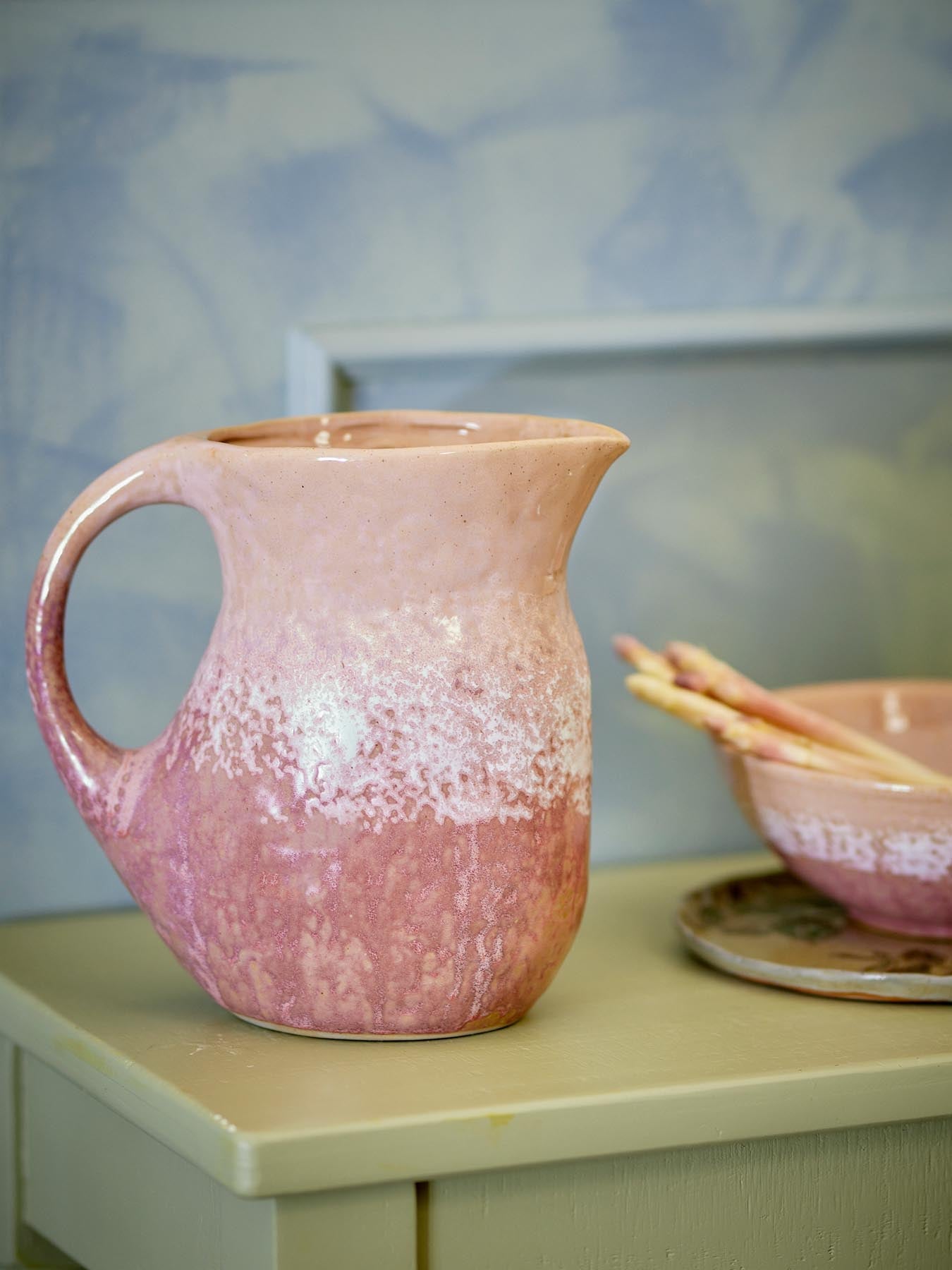 Darlene Krug, Rose, Steingut in Rose präsentiert im Onlineshop von KAQTU Design AG. Kanne ist von Creative Collection