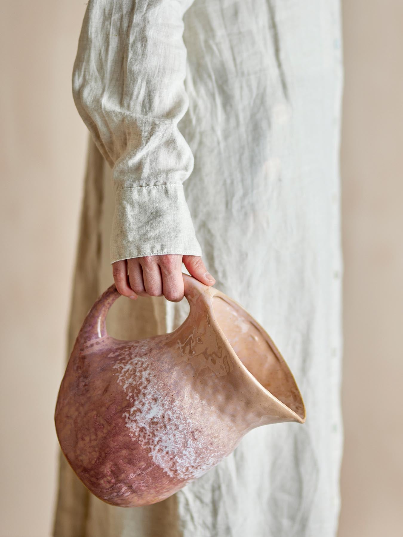 Darlene Krug, Rose, Steingut in Rose präsentiert im Onlineshop von KAQTU Design AG. Kanne ist von Creative Collection