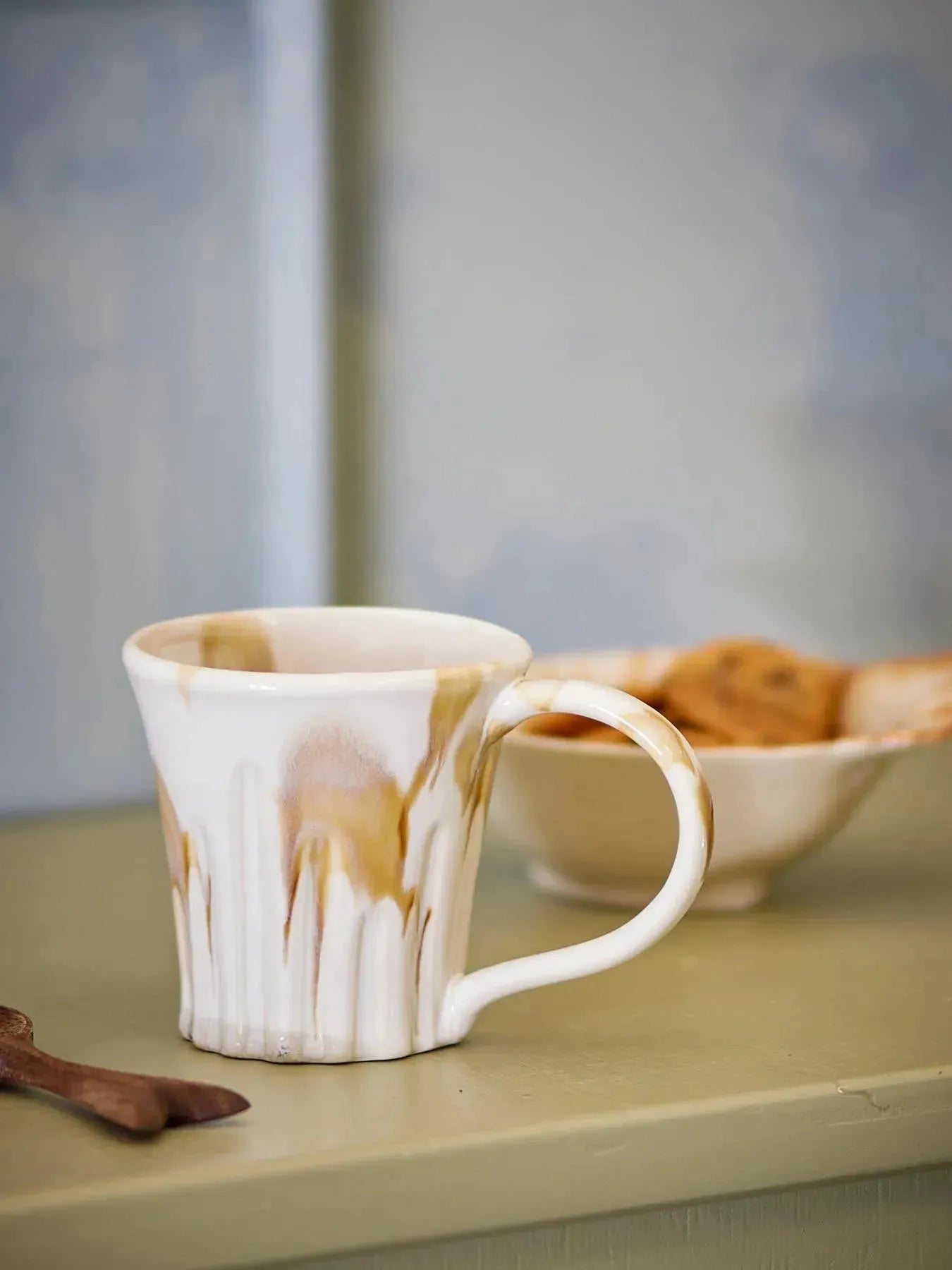 Joseph Becher, Braun, Steingut in Braun präsentiert im Onlineshop von KAQTU Design AG. Tasse ist von Creative Collection
