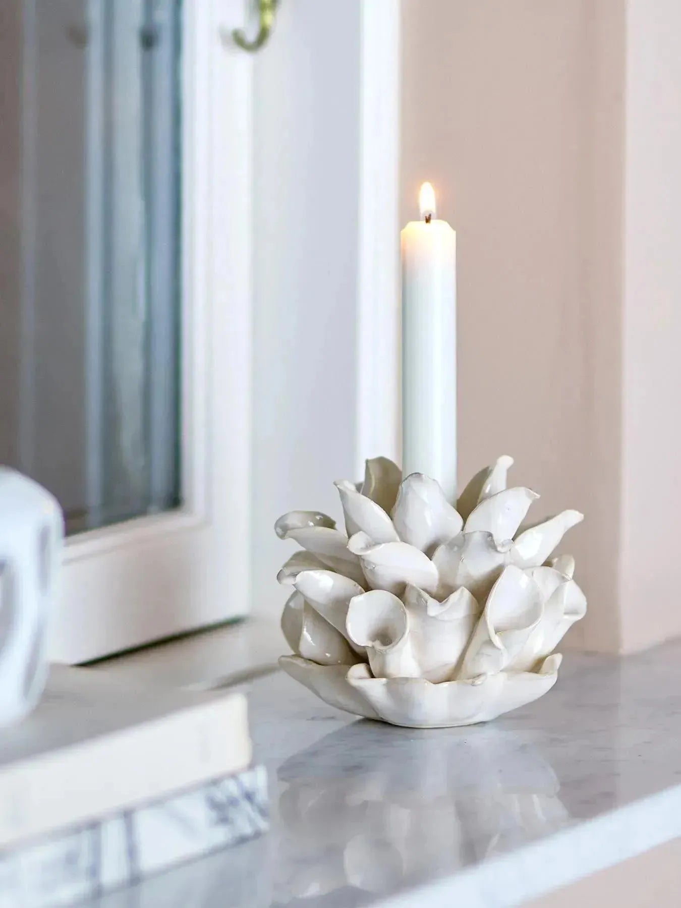 Phyllis Kerzenhalter, Weiß, Steingut in Weiß präsentiert im Onlineshop von KAQTU Design AG. Podest ist von Bloomingville