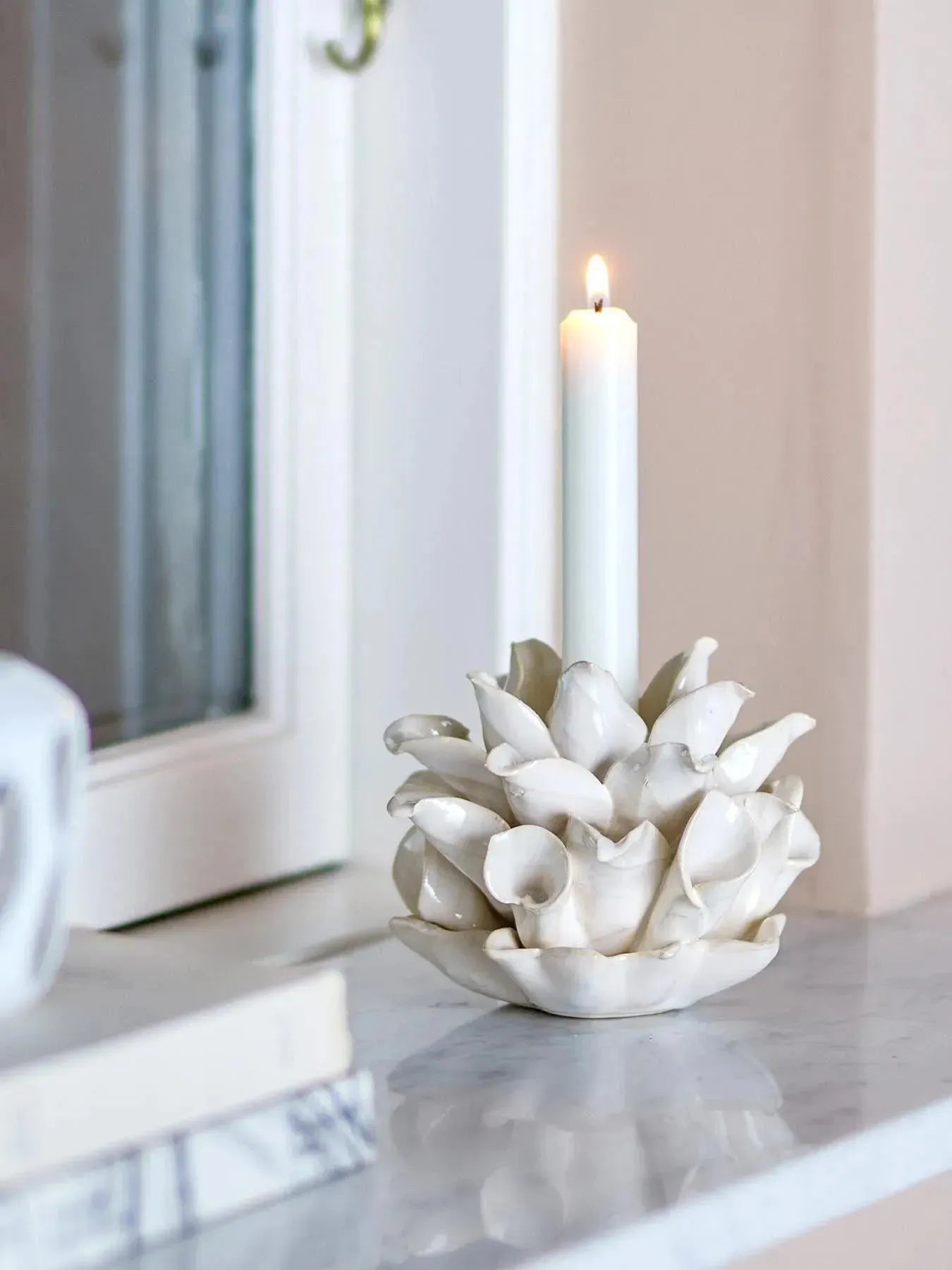 Phyllis Kerzenhalter, Weiß, Steingut in Weiß präsentiert im Onlineshop von KAQTU Design AG. Podest ist von Bloomingville