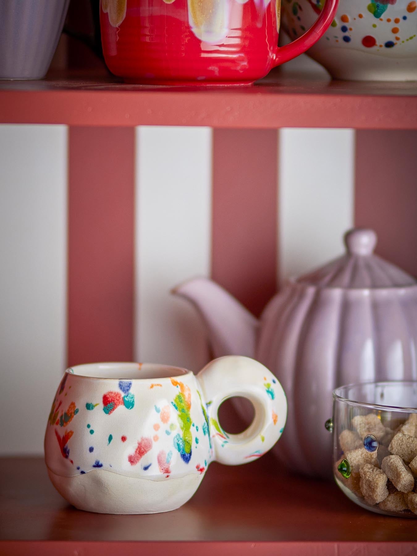 Freckles Tasse, Rot, Steingut in Rot präsentiert im Onlineshop von KAQTU Design AG. Tasse ist von Bloomingville