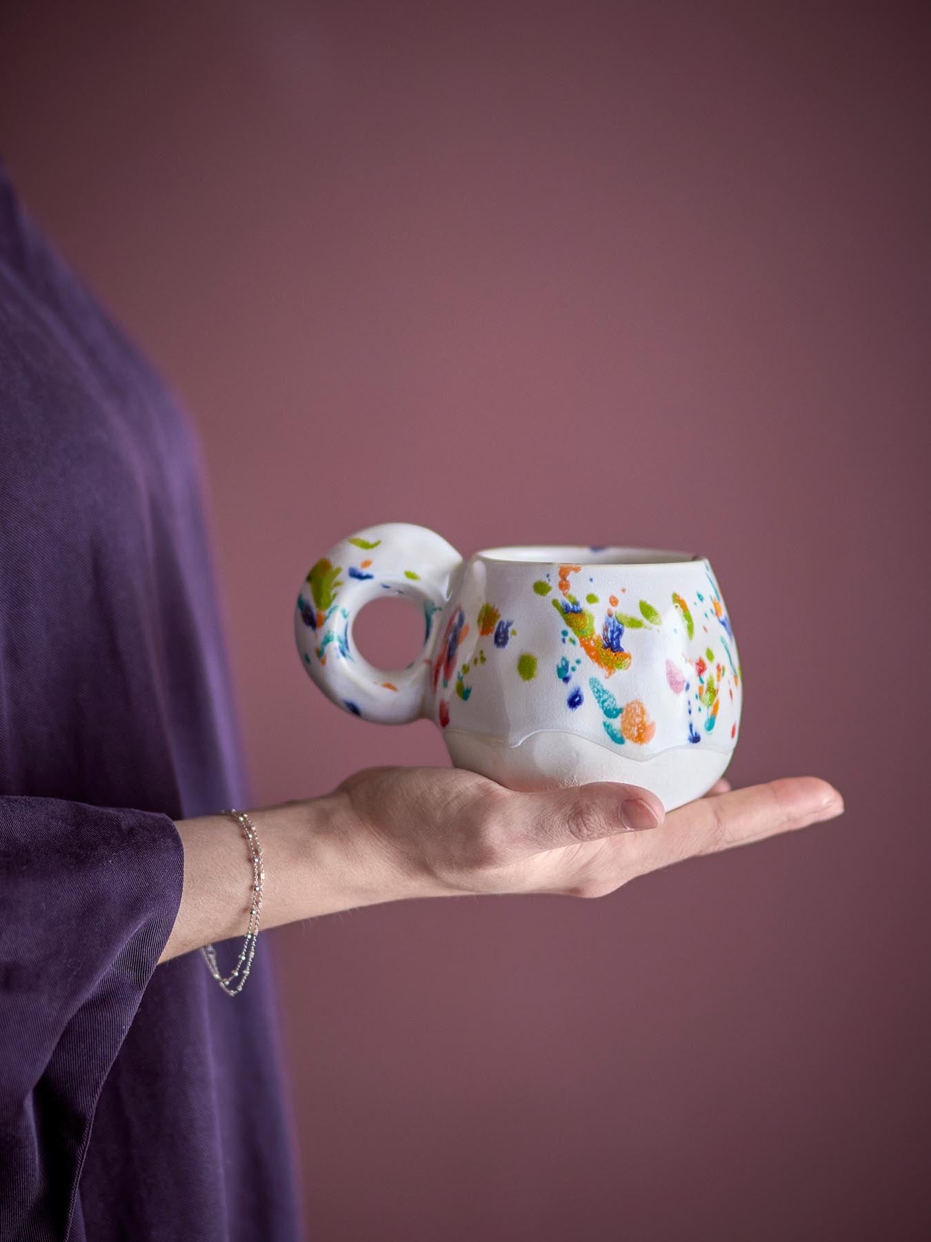 Freckles Tasse, Rot, Steingut in Rot präsentiert im Onlineshop von KAQTU Design AG. Tasse ist von Bloomingville