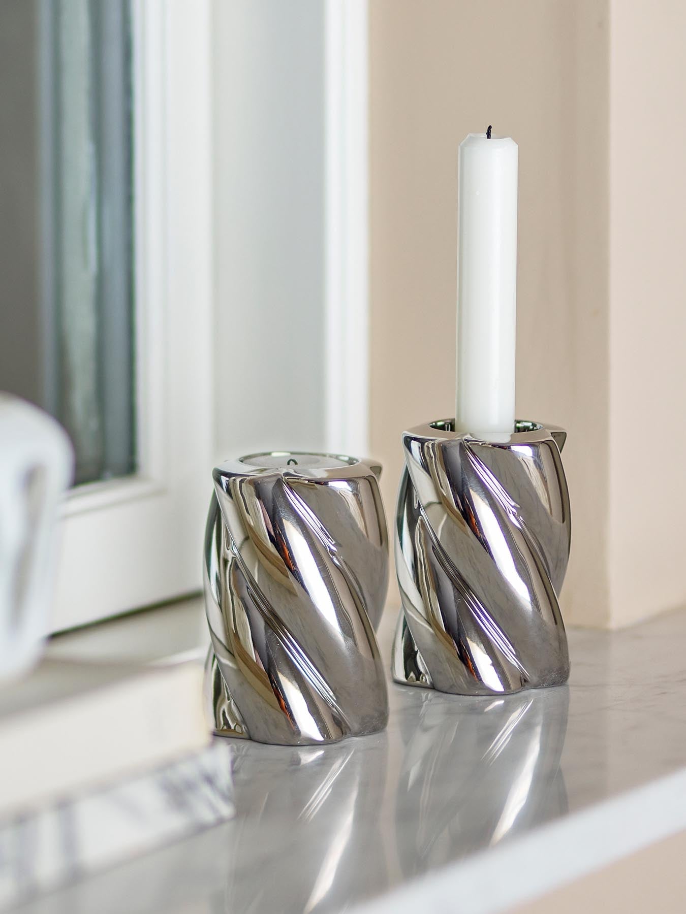 Silvia Kerzenhalter, Silber, Steingut in Silber präsentiert im Onlineshop von KAQTU Design AG. Teelichthalter ist von Bloomingville