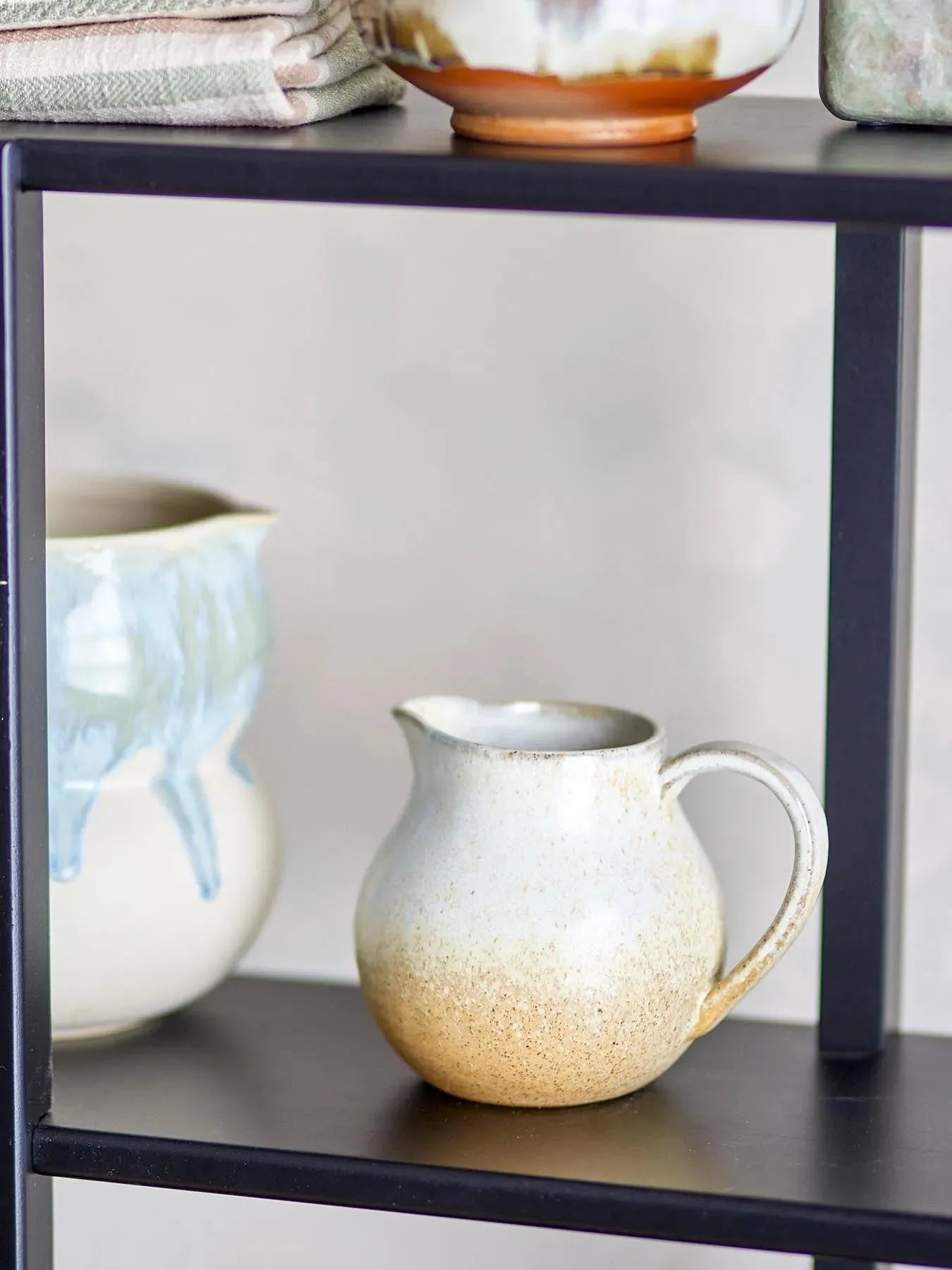 Paula Milchkännchen, Natur, Steingut in Natur präsentiert im Onlineshop von KAQTU Design AG. Kanne ist von Bloomingville