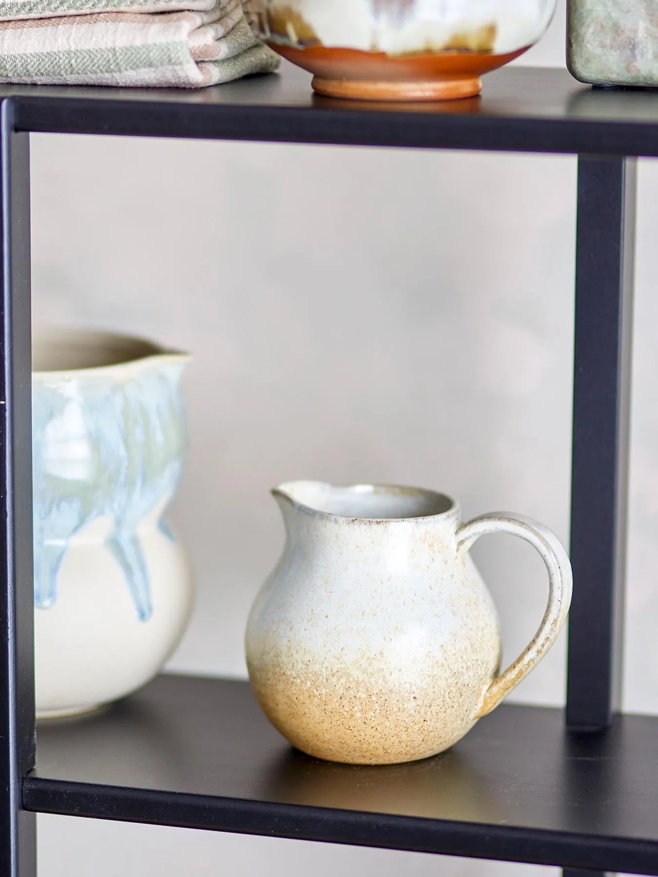 Paula Milchkännchen, Natur, Steingut in Natur präsentiert im Onlineshop von KAQTU Design AG. Kanne ist von Bloomingville