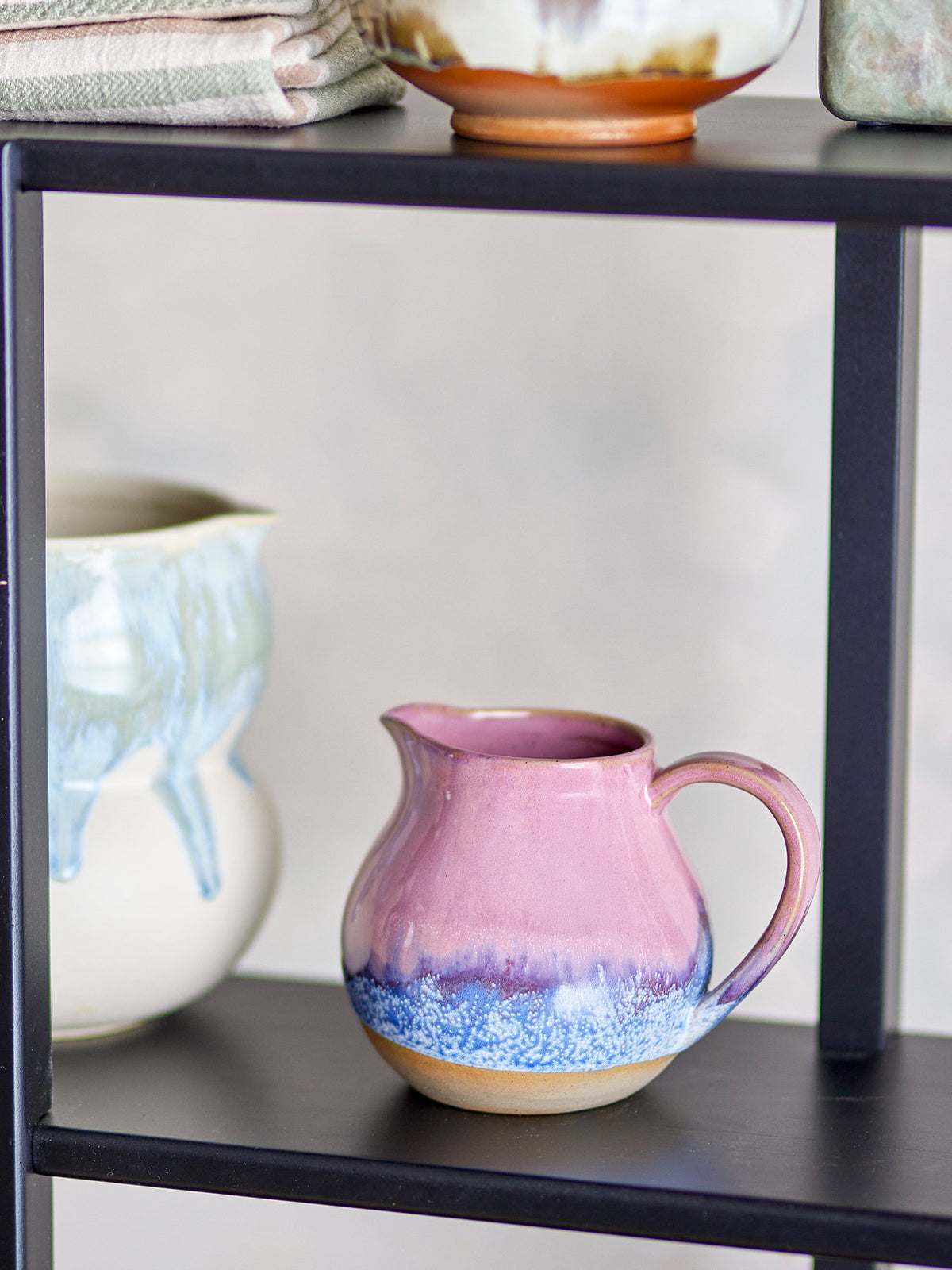 Paula Milchkännchen, Rose, Steingut in Rose präsentiert im Onlineshop von KAQTU Design AG. Milchkanne / Saucier ist von Bloomingville