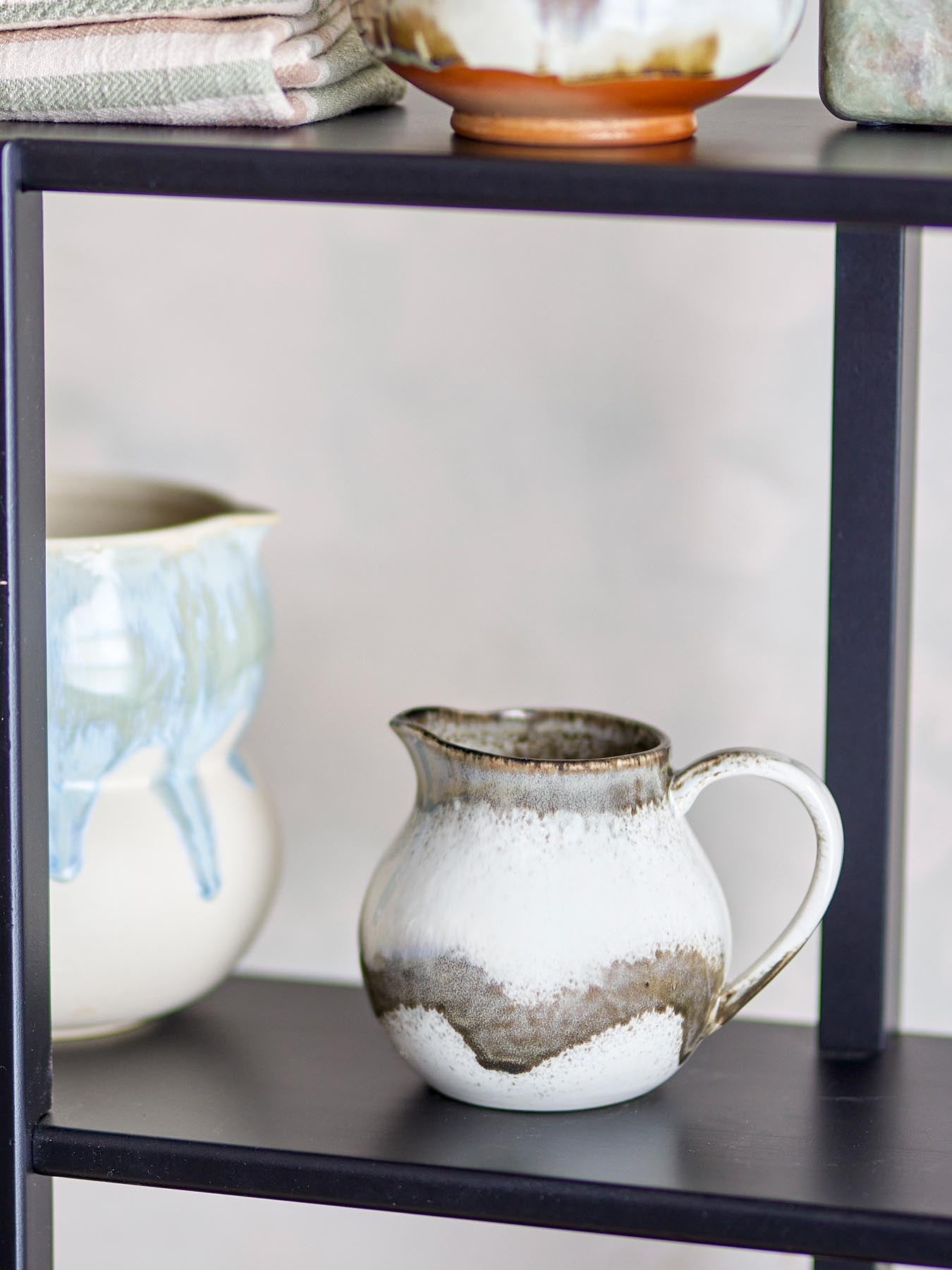 Paula Milchkännchen, Grau, Steingut in Grau präsentiert im Onlineshop von KAQTU Design AG. Kanne ist von Bloomingville
