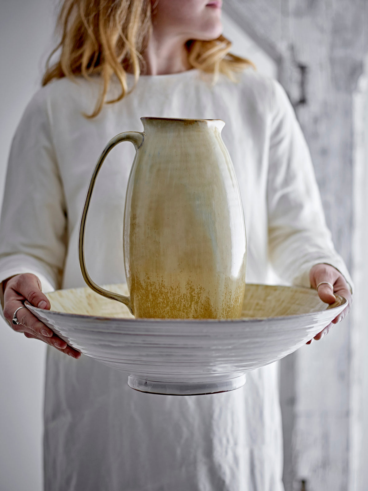 Runde Schale aus Steingut in Beige mit braunen und weissen Nuancen, gesprenkelter Glasur und strahlenförmigem Muster, Durchmesser 40 cm.