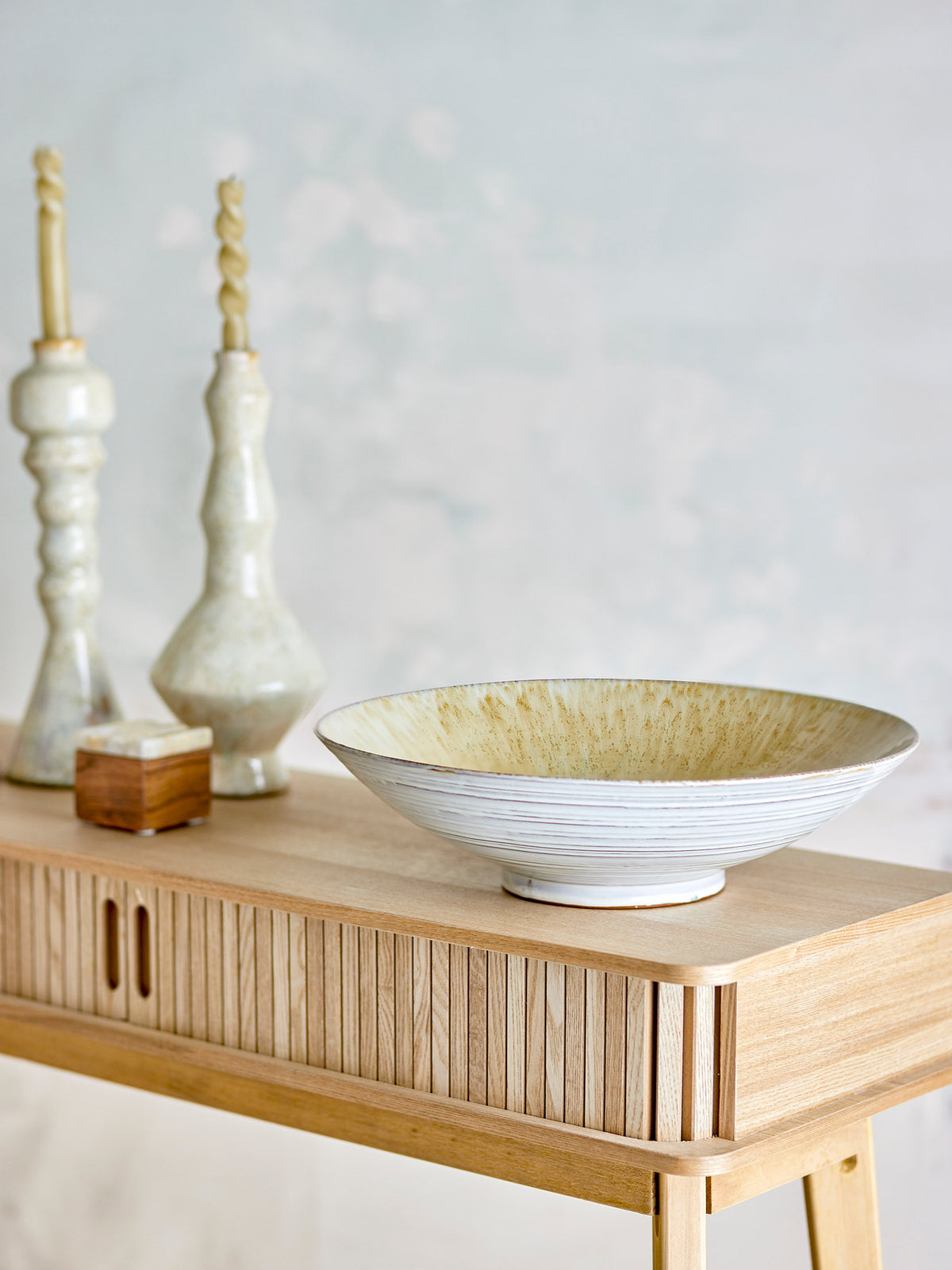 Runde Schale aus Steingut in Beige mit braunen und weissen Nuancen, gesprenkelter Glasur und strahlenförmigem Muster, Durchmesser 40 cm.