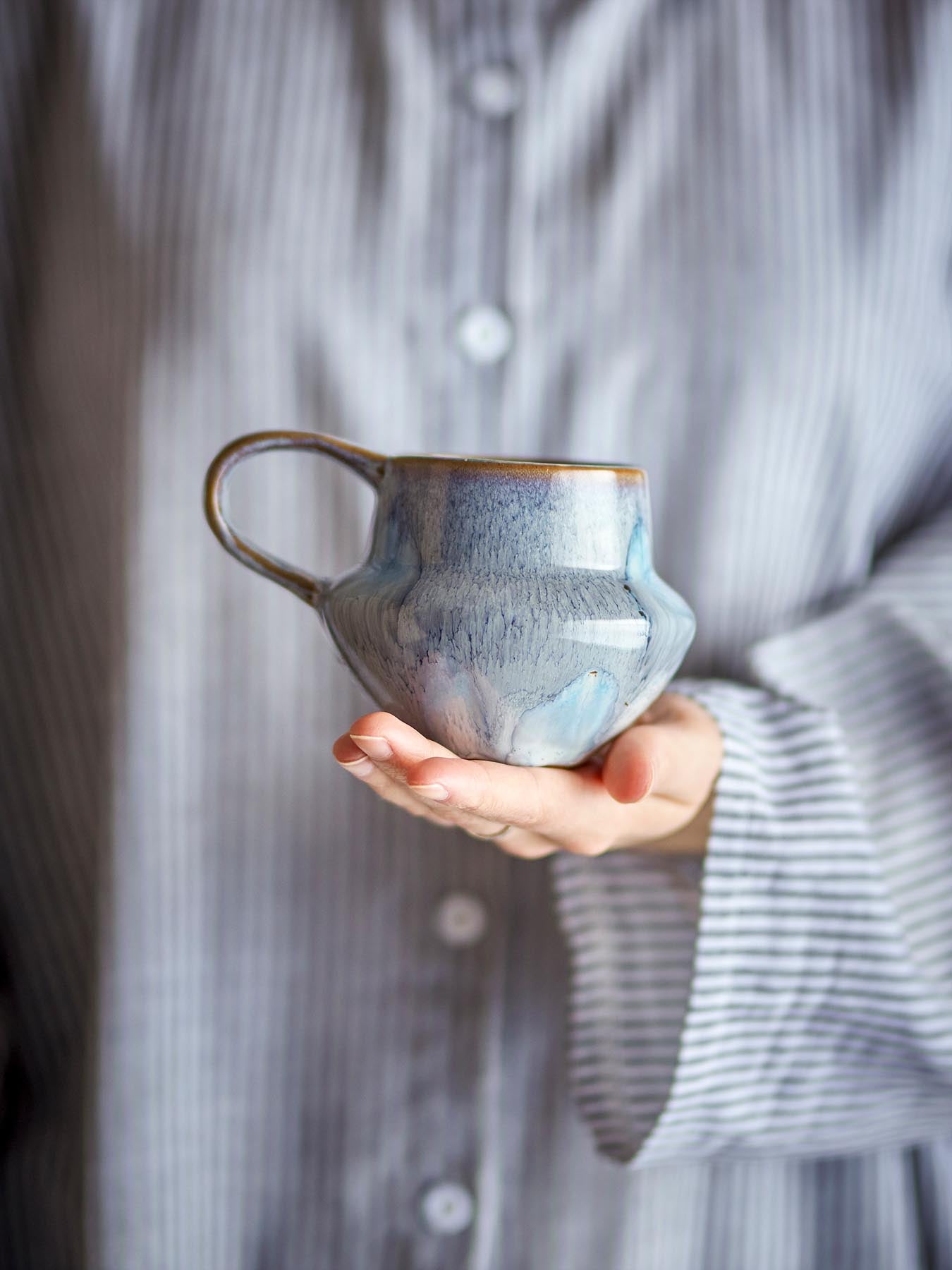 Bessie Becher, Blau, Steingut in Blau präsentiert im Onlineshop von KAQTU Design AG. Tasse ist von Creative Collection