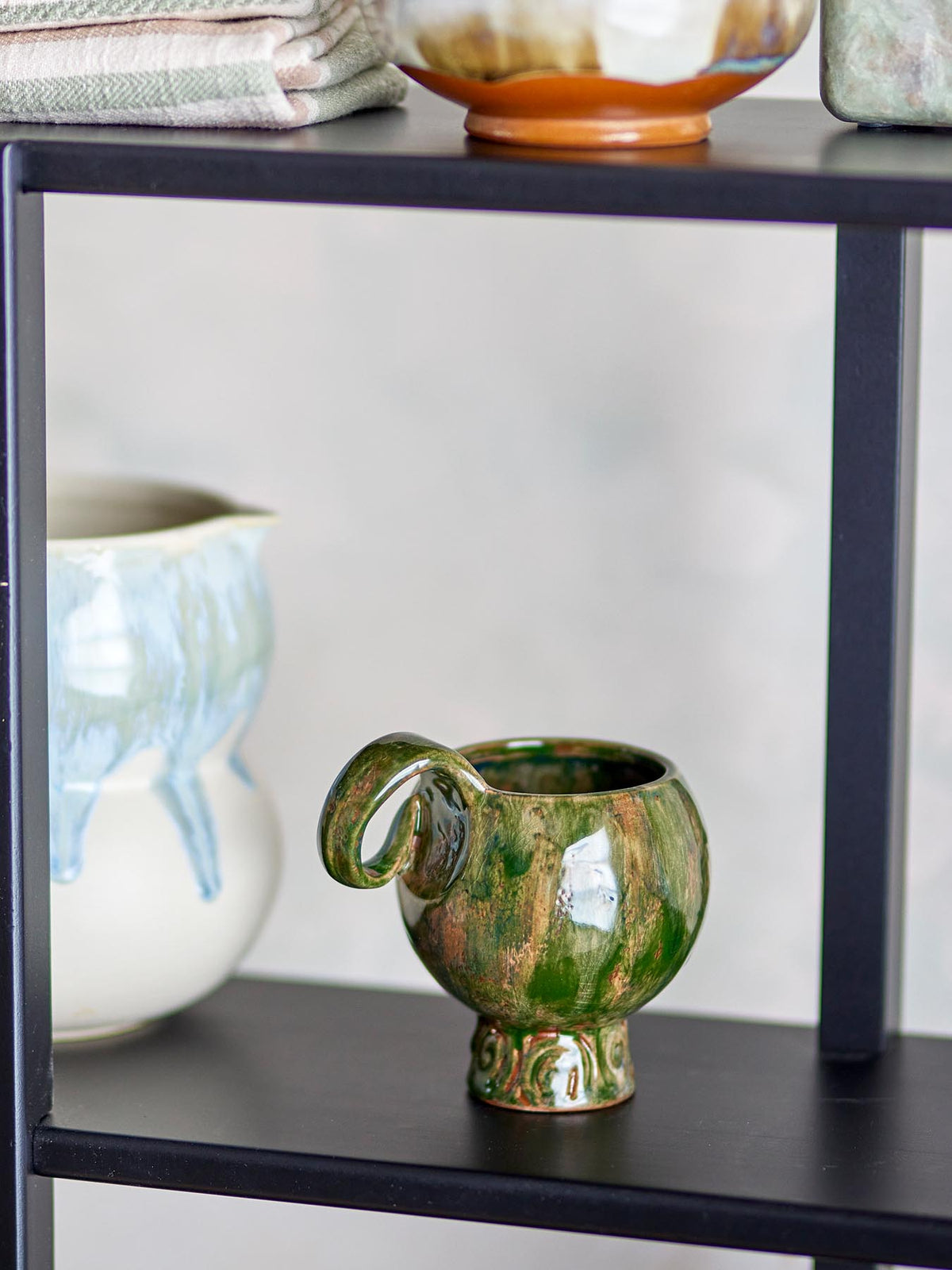 Avonlea Tasse, Grün, Steingut in Grün präsentiert im Onlineshop von KAQTU Design AG. Tasse ist von Bloomingville