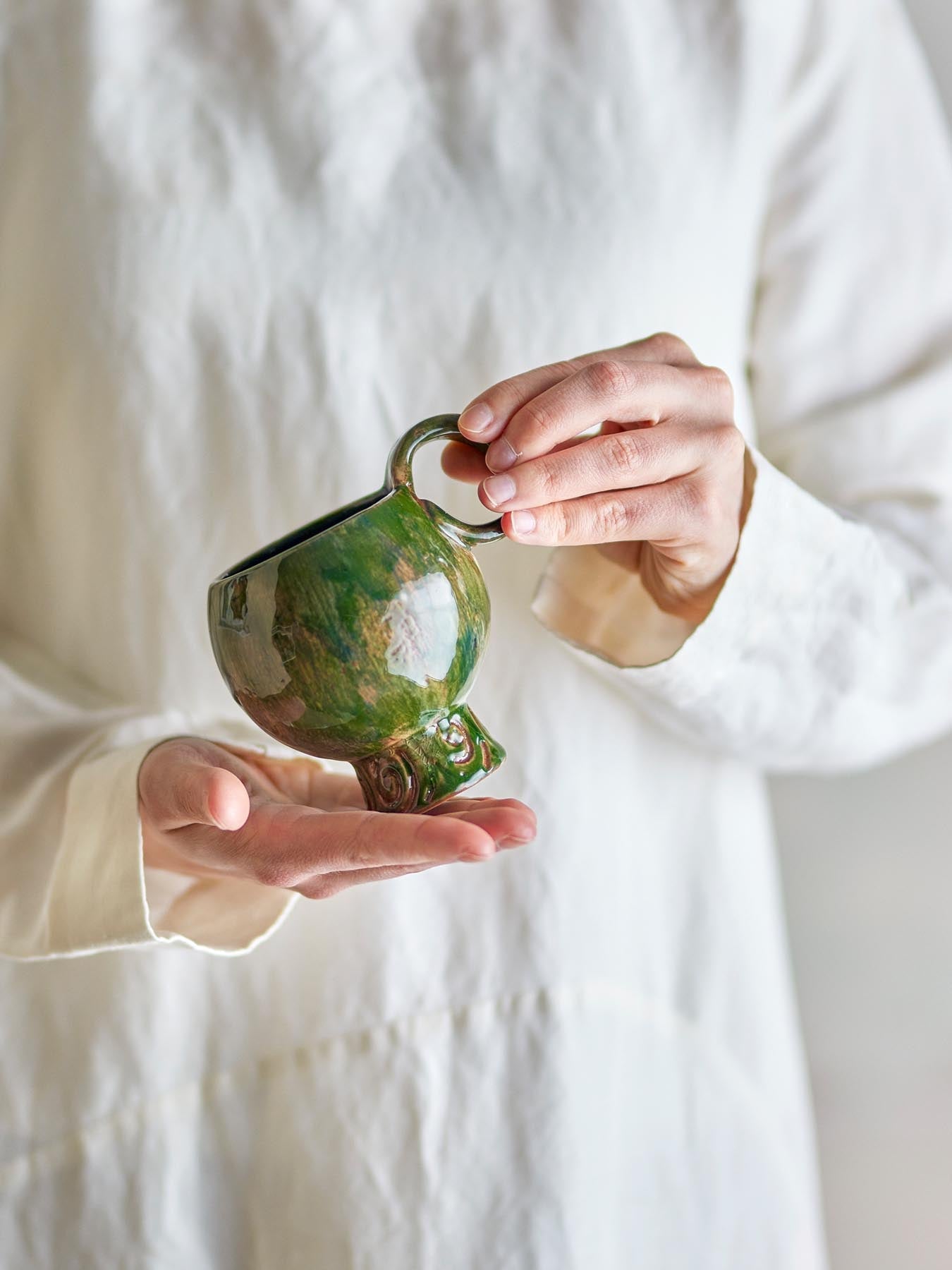Avonlea Tasse, Grün, Steingut in Grün präsentiert im Onlineshop von KAQTU Design AG. Tasse ist von Bloomingville