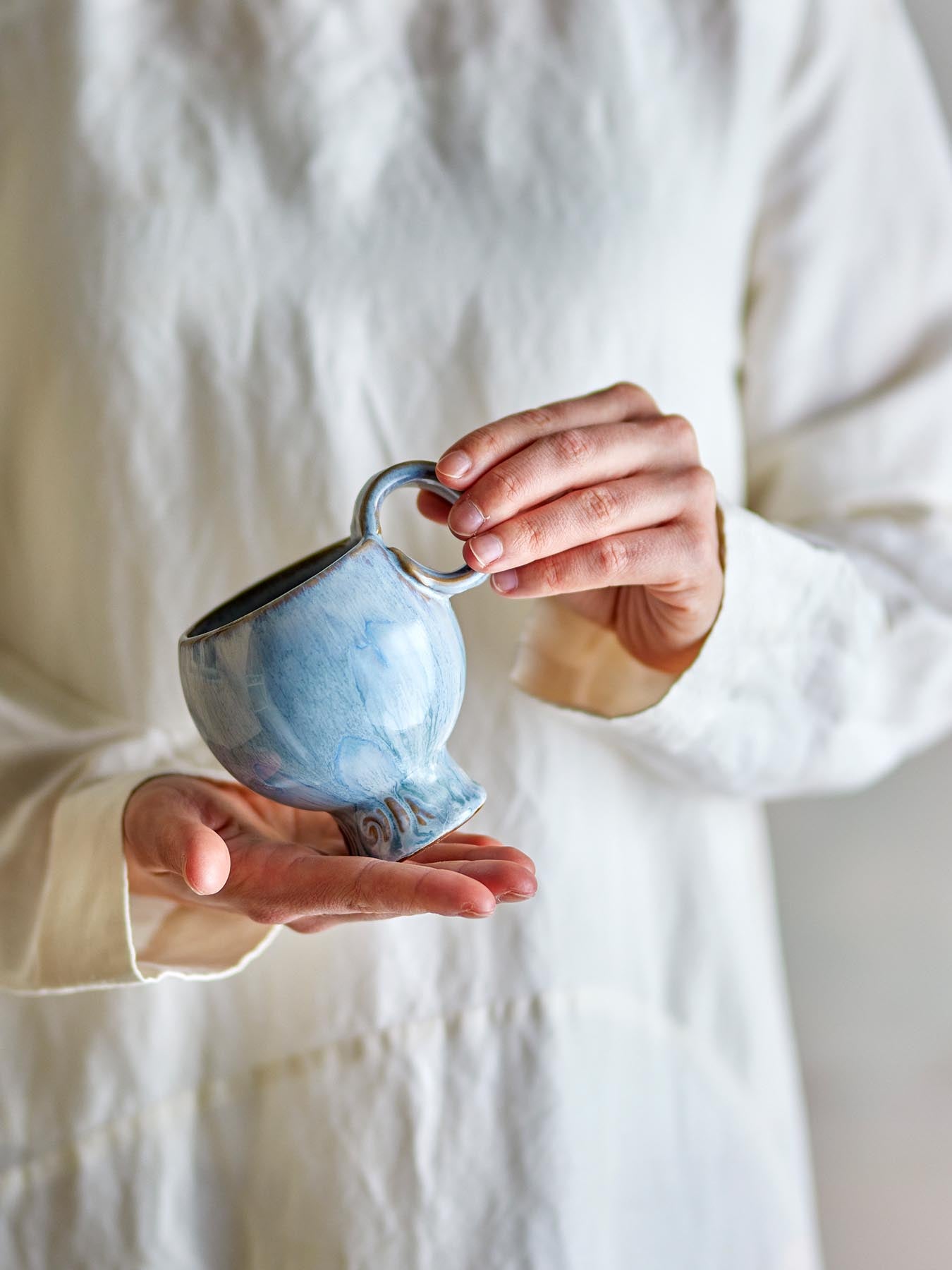 Avonlea Tasse, Blau, Steingut in Blau präsentiert im Onlineshop von KAQTU Design AG. Tasse ist von Bloomingville