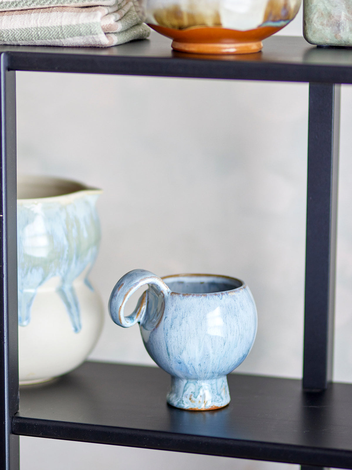 Avonlea Tasse, Blau, Steingut in Blau präsentiert im Onlineshop von KAQTU Design AG. Tasse ist von Bloomingville