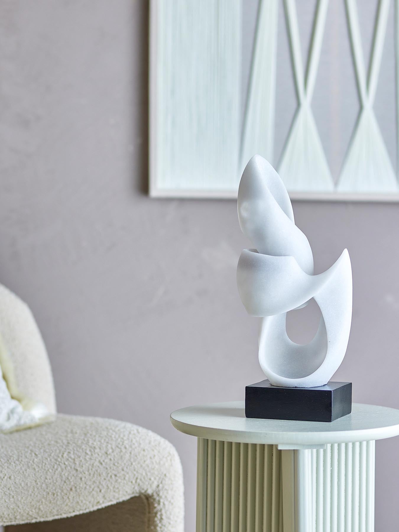 Alistair Deko, Weiß, Polyresin in Weiß präsentiert im Onlineshop von KAQTU Design AG. Kunstgegenstände ist von Bloomingville