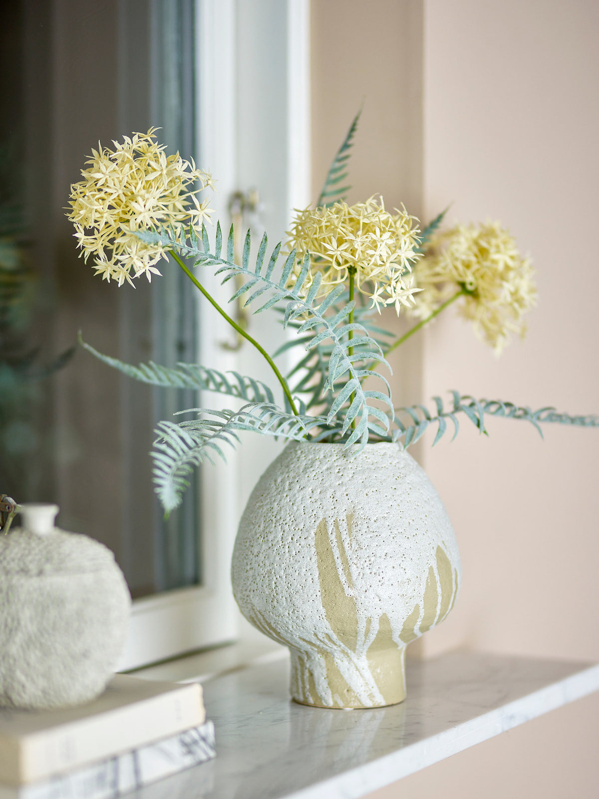 Beige Vase Morag aus Steingut von Bloomingville mit runder Form und strukturierter, glasierter Oberfläche im Boho Chic Stil.