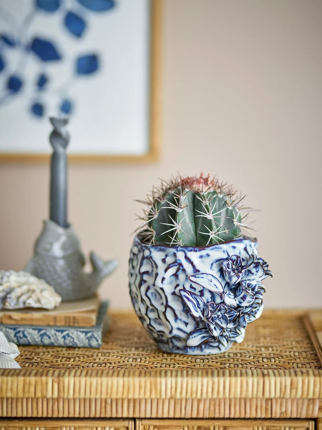 Malina Blumentopf, Blau, Steingut in Blau präsentiert im Onlineshop von KAQTU Design AG. Pflanzentopf Outdoor ist von Creative Collection