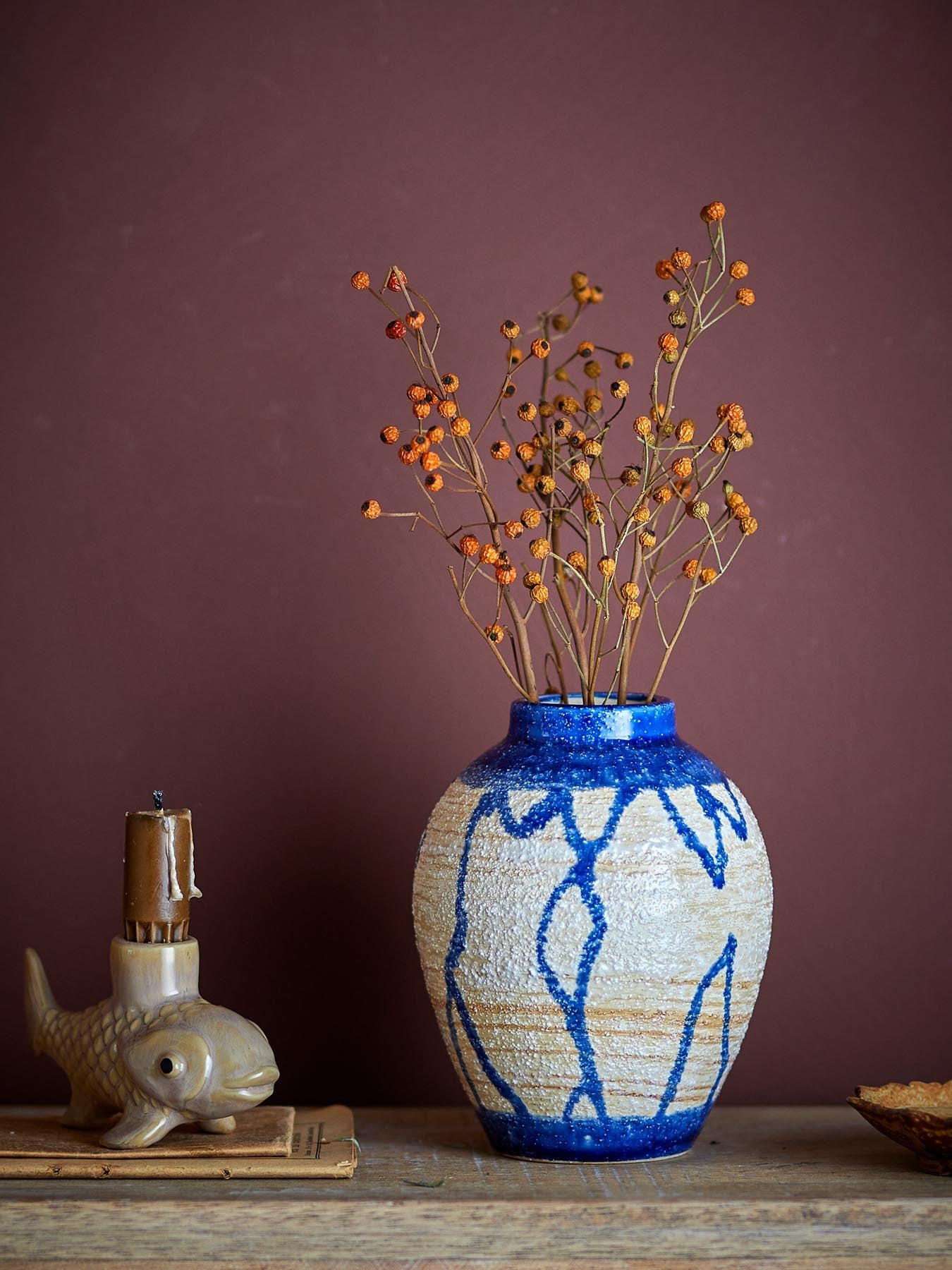Avon Vase, Blau, Steingut in Blau präsentiert im Onlineshop von KAQTU Design AG. Vase ist von Creative Collection