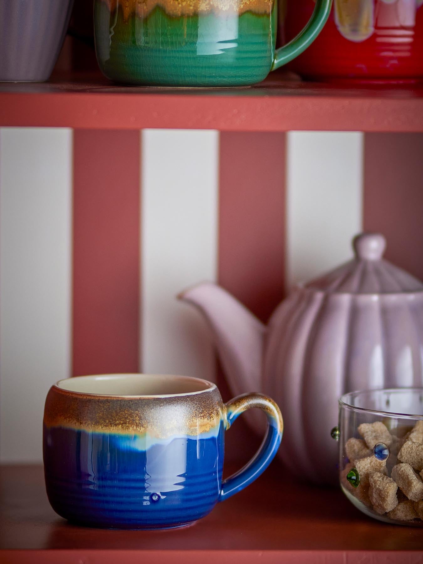 Genießen Sie die eleganten Sheen Becher von Bloomingville in lebhaftem Blau. Jedes Stück ist ein Unikat und ideal für Kaffee oder Tee!