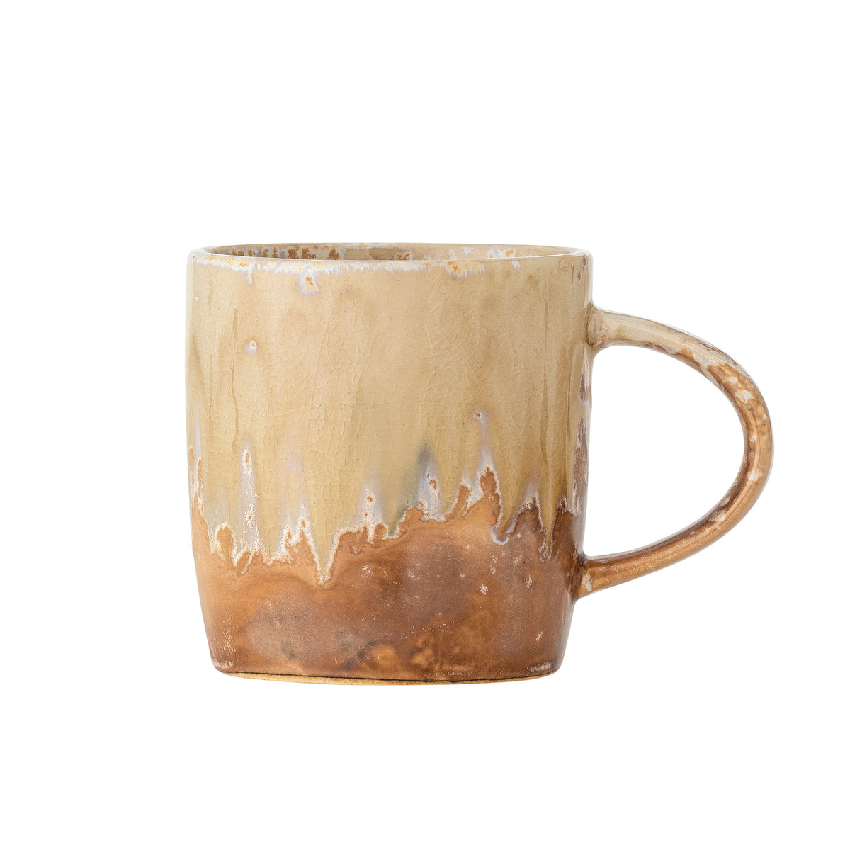 Beiger Becher Milani aus Steingut von Bloomingville mit reaktiver Glasur, runder Form und leichtem Farbenspiel auf der Oberfläche.